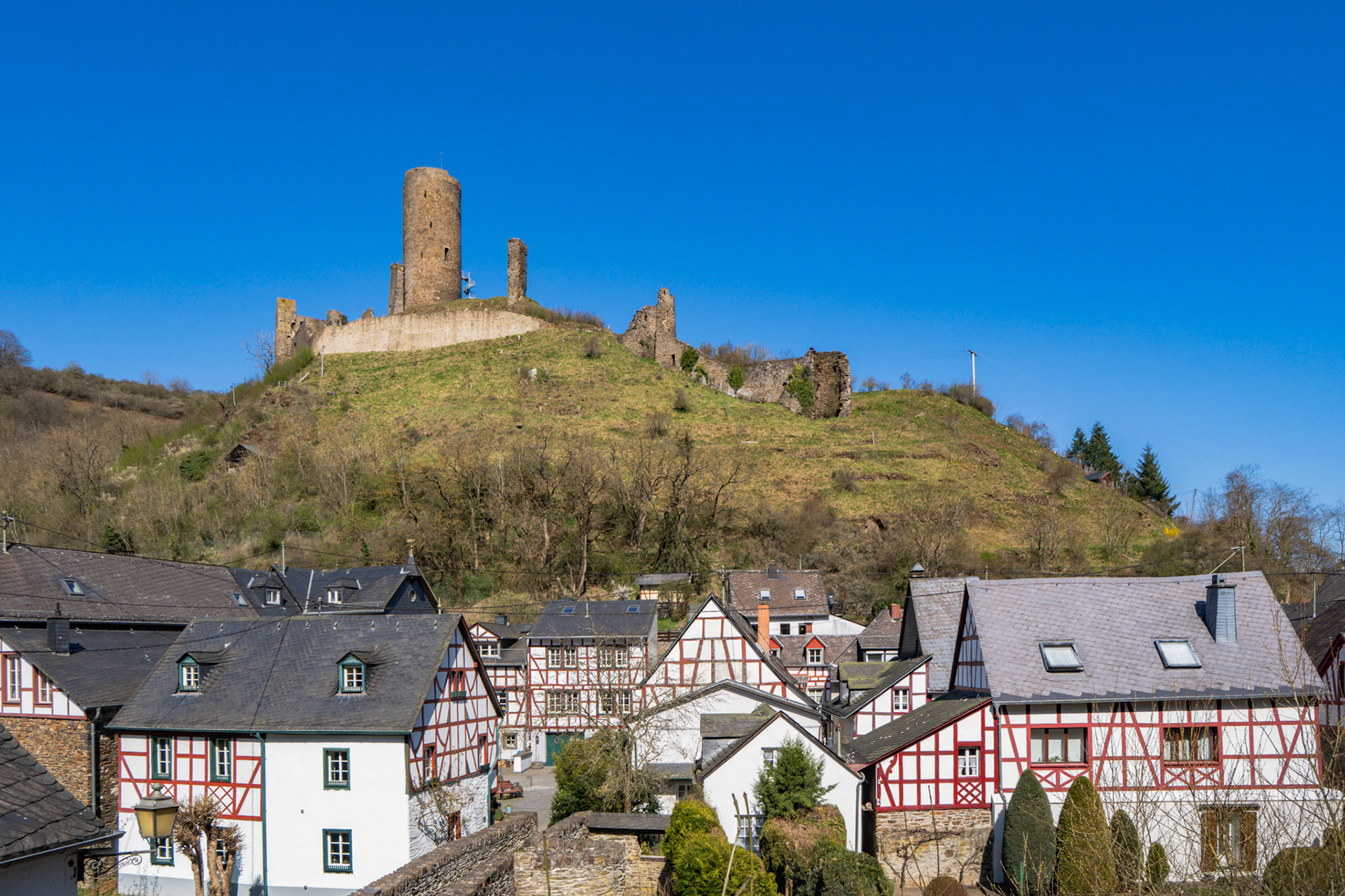Der Blick auf Löwen- und Philippsburg – wachend über das Dorf.