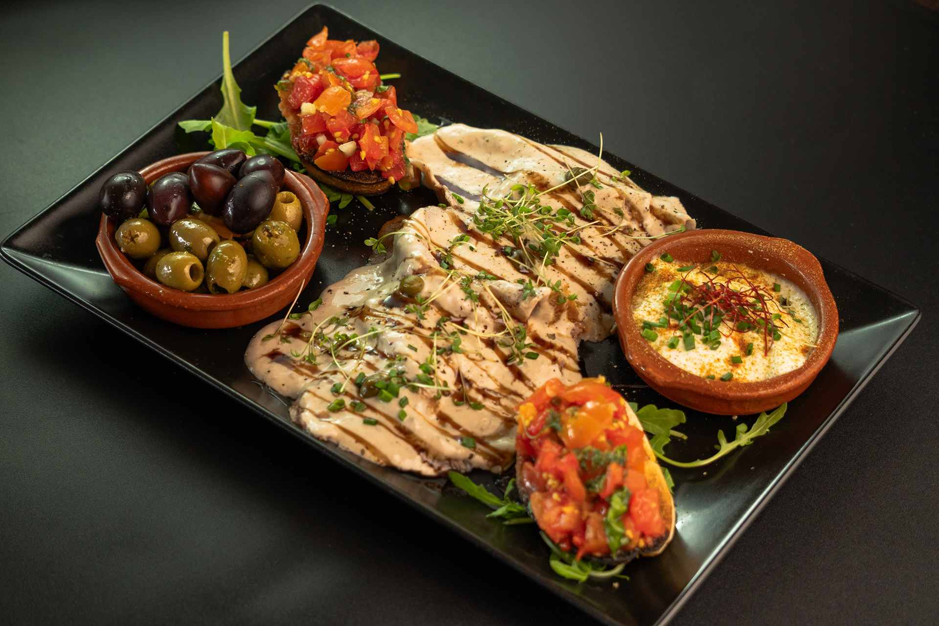 Mediterrane Antipasti mit natürlichen Farben und Licht.