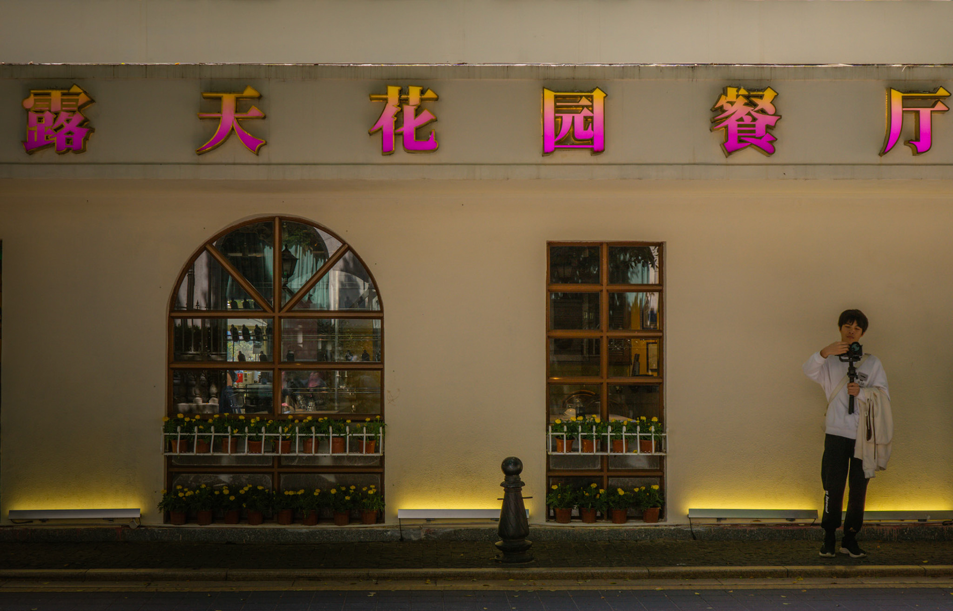 Alltag, Kaffee, Gespräche – ein stilles soziales Ritual in kolonialem Rahmen