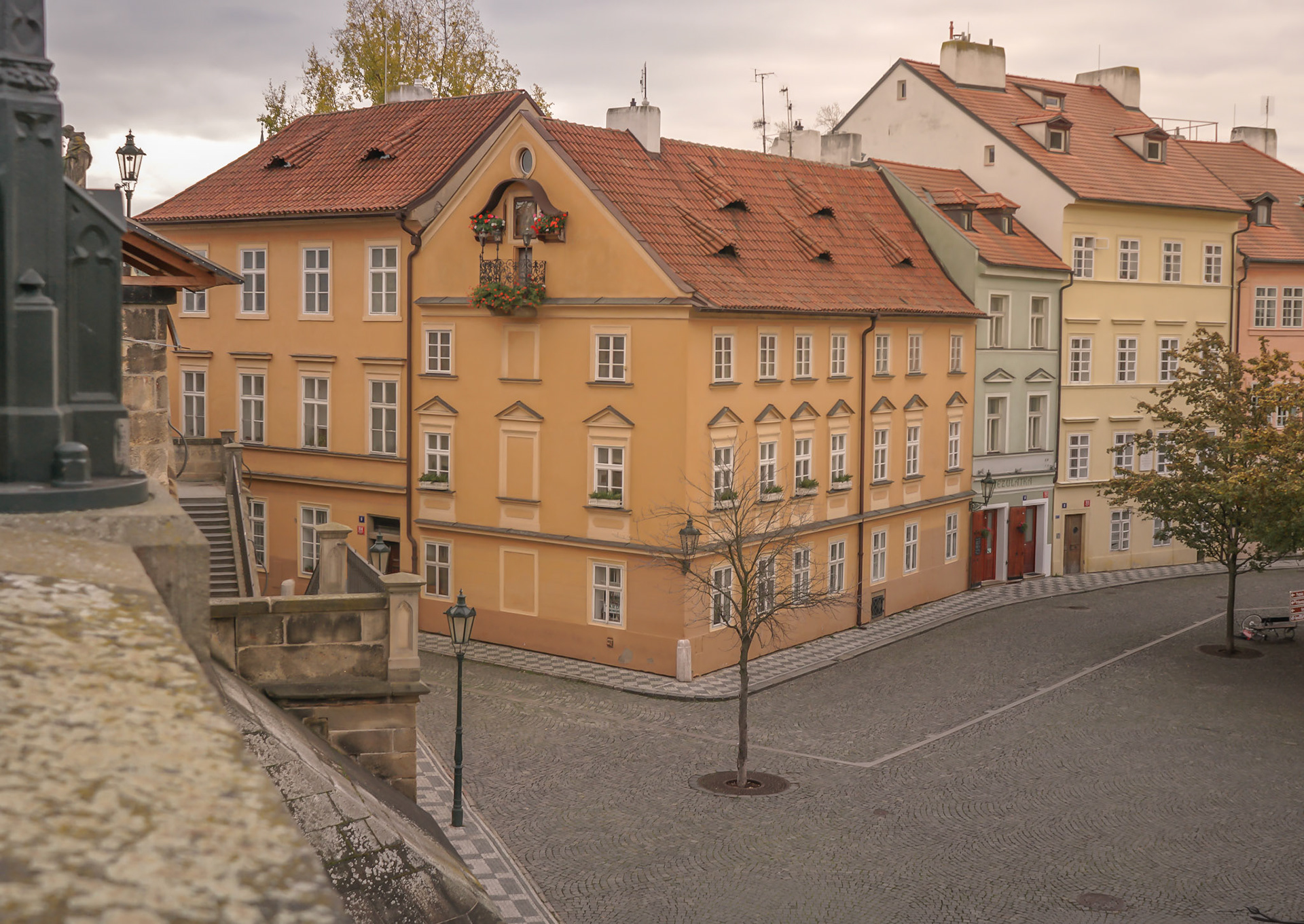 Leerer Platz, alte Häuser