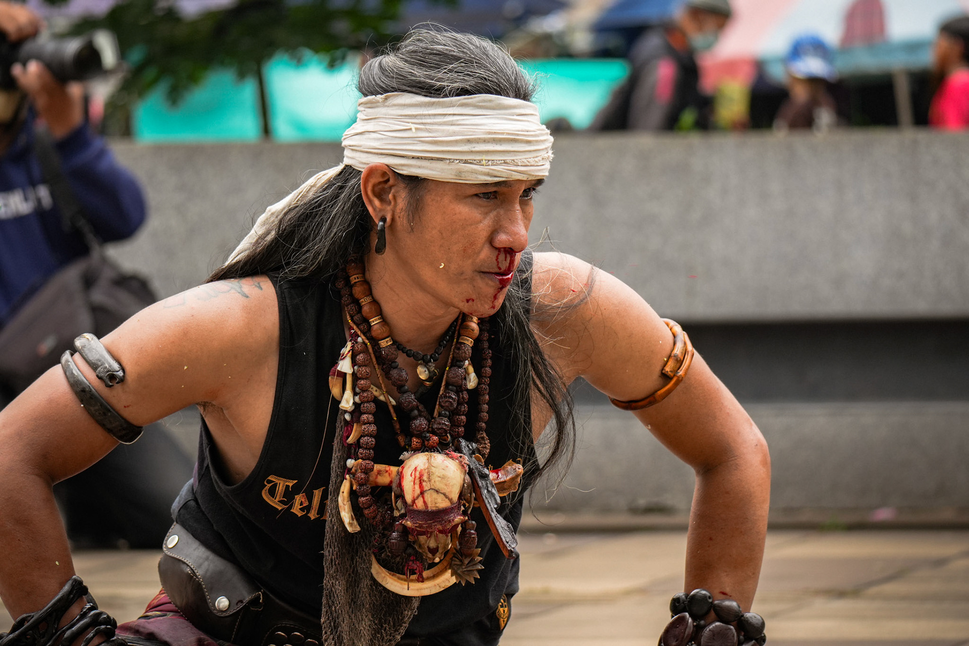 Haarbändiger & Publikumsblick – Detail einer Szene in Bewegung