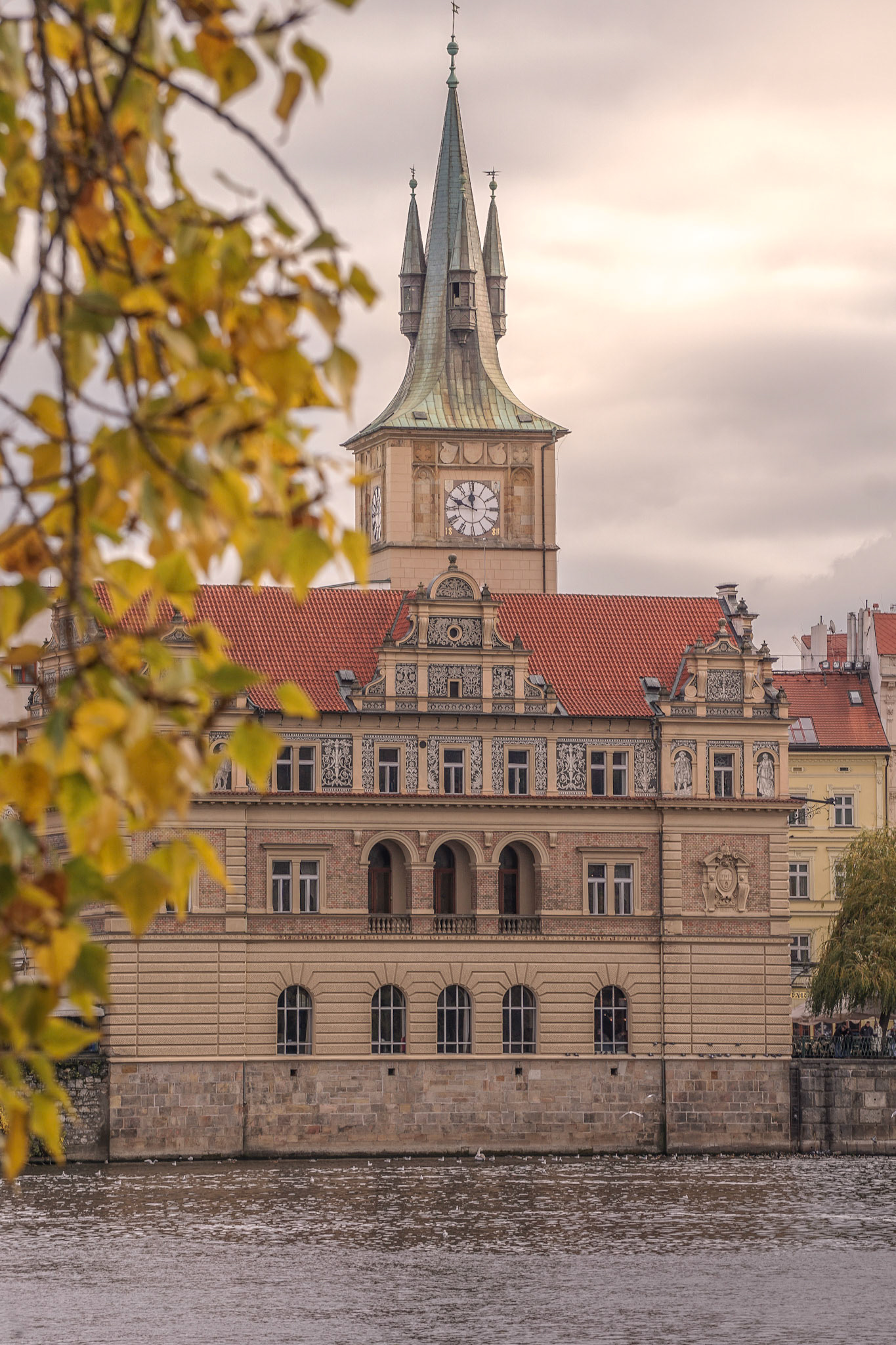 Rathaus & Fluss im Herbstlicht