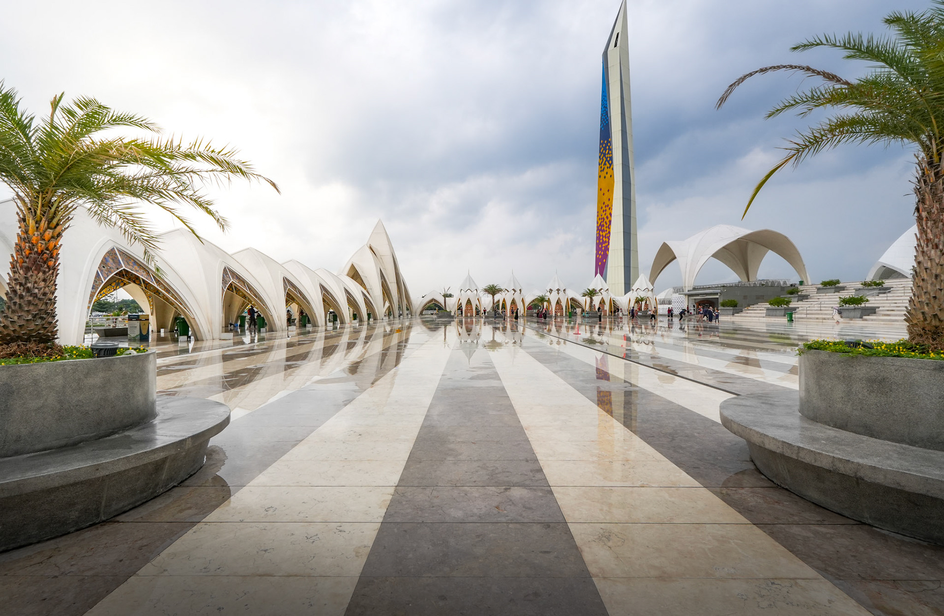 Palmen, Himmel, Moschee – eine Szenerie wie aus der Zukunft