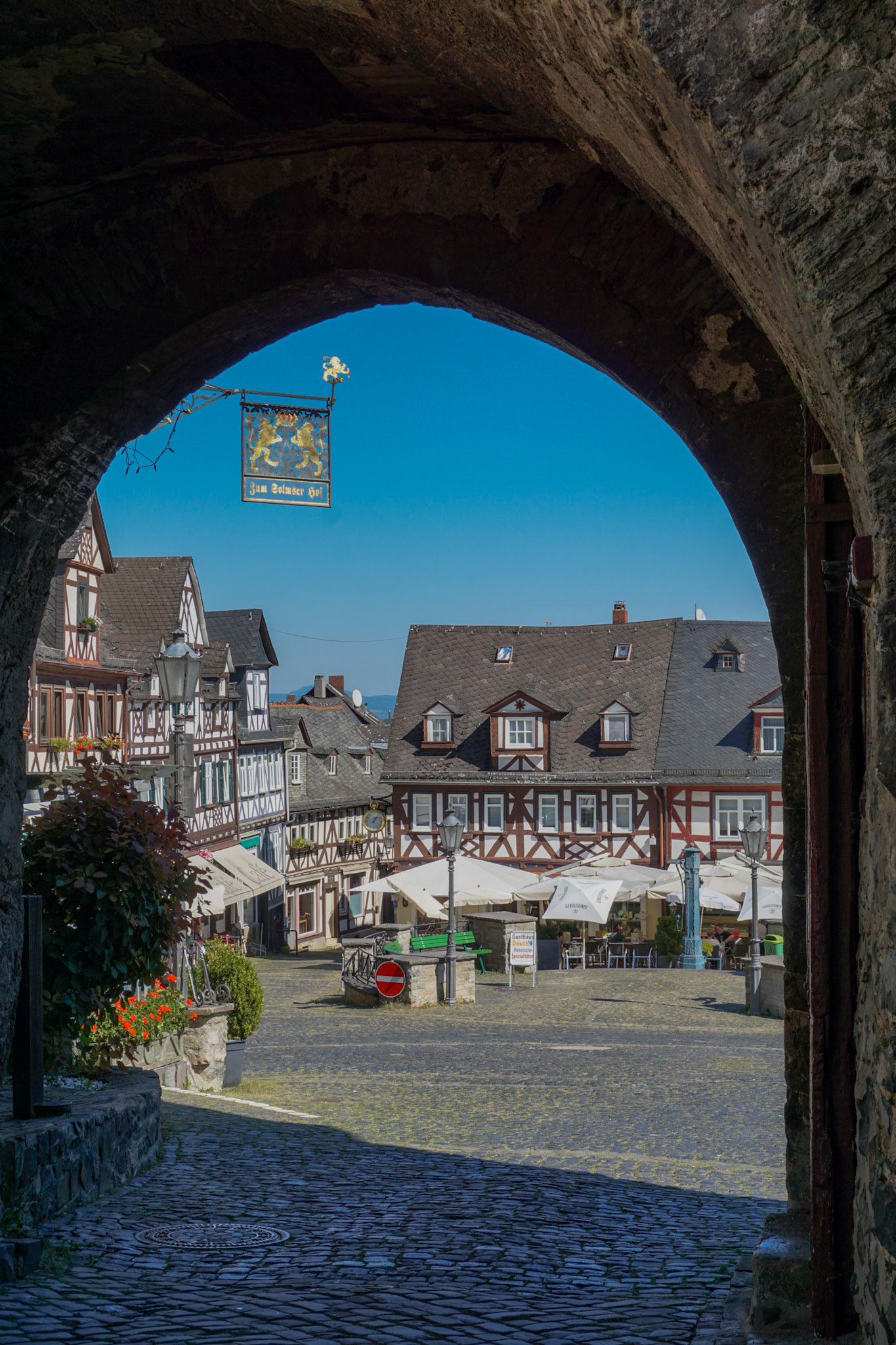 Blick von der Burg auf das lebendige Herz des Ortes