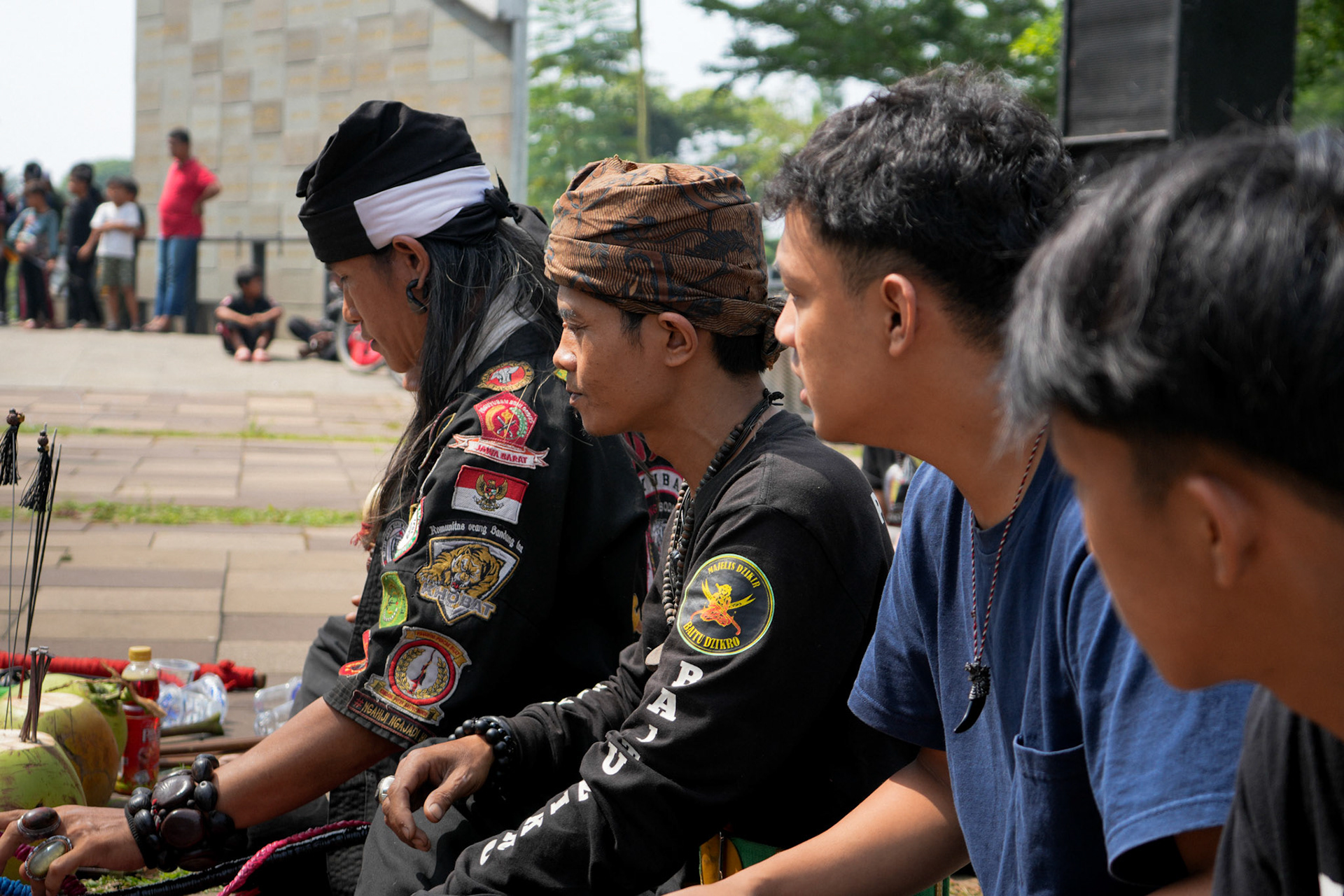 Meister & Schüler – Verbundenheit im traditionellen Gewand