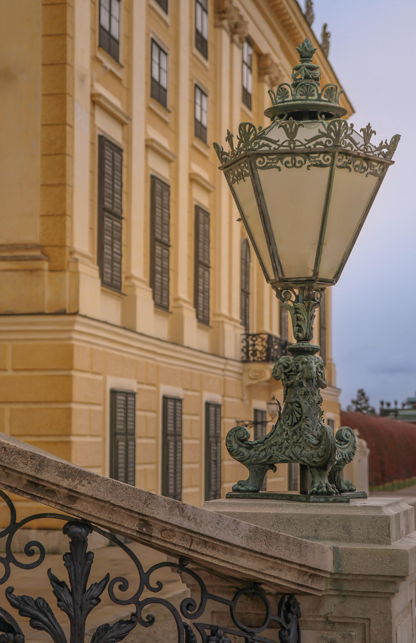 Wien in einem Detail: Schmiedeeisen und Stein