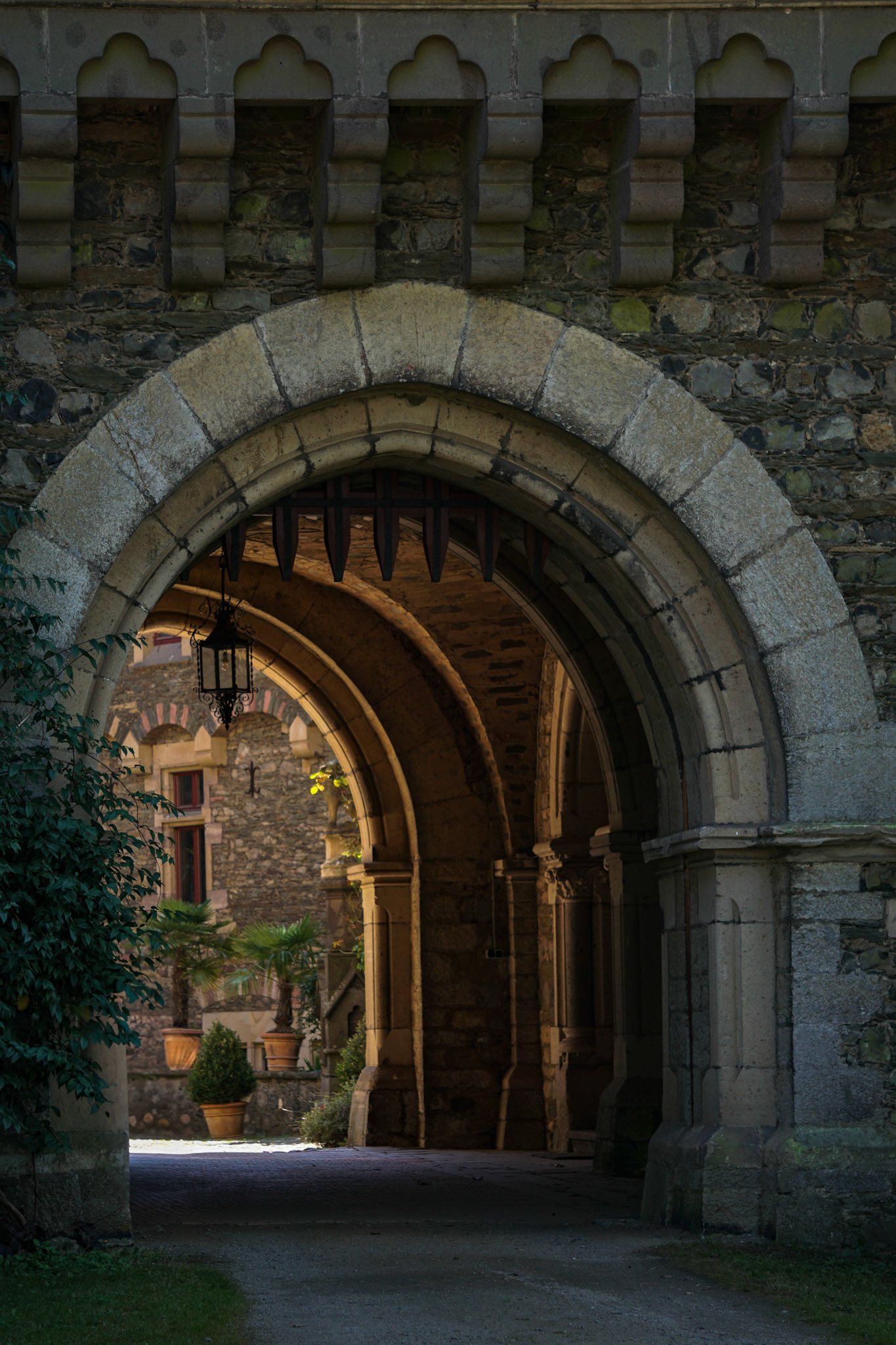 Schatten, Stein und Säulen – das Innenleben der Burg