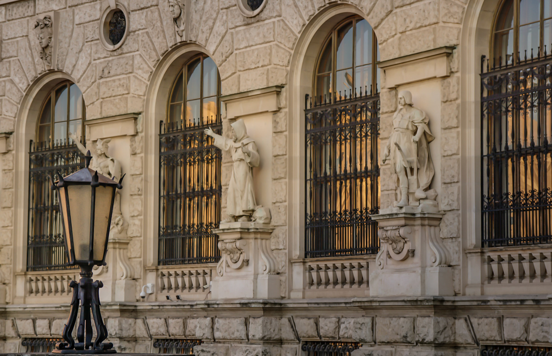 Steinfiguren und Fensterfluchten der Ringstraße