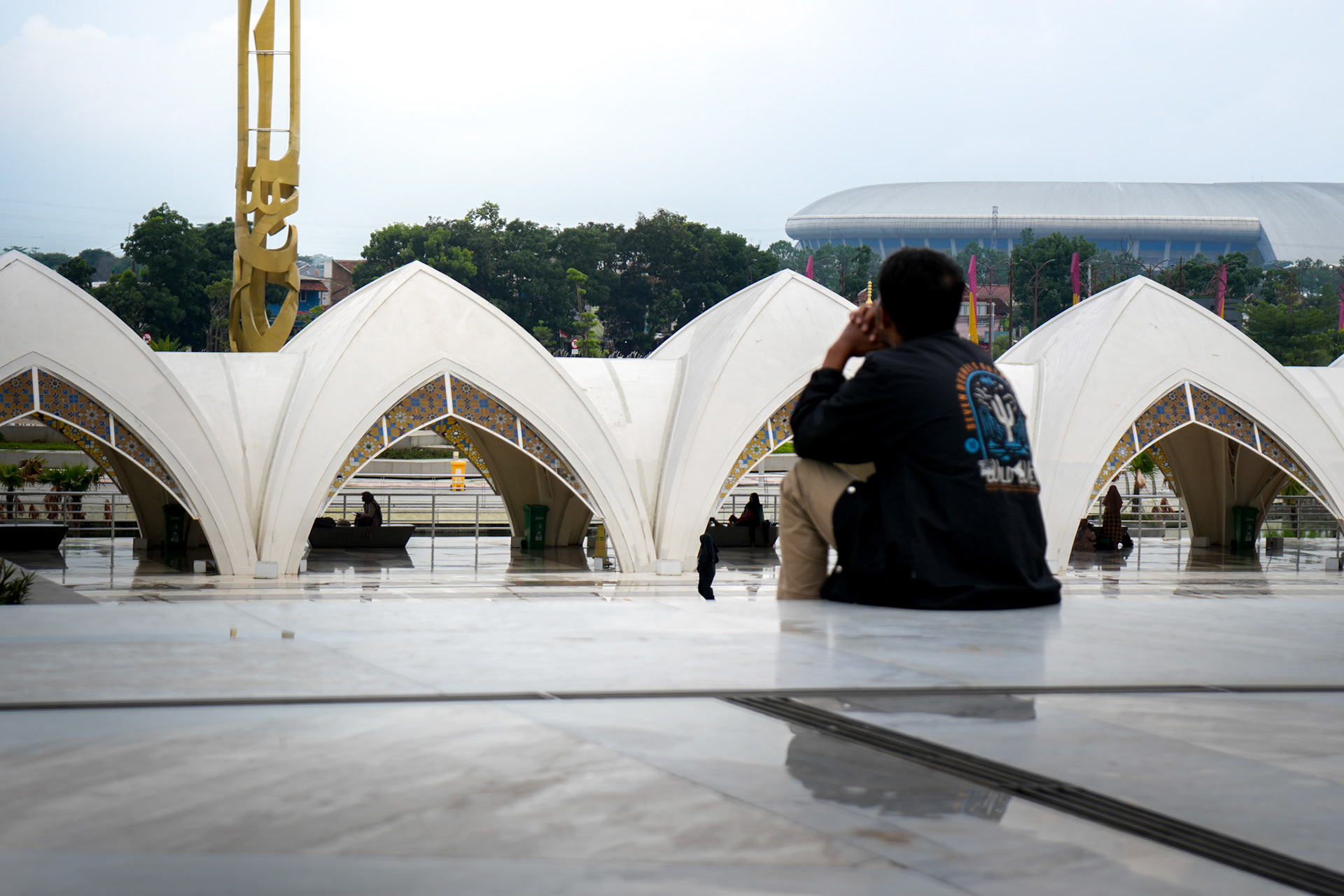 Ein Moment der Einkehr – träumend vor der Moschee der Zukunft