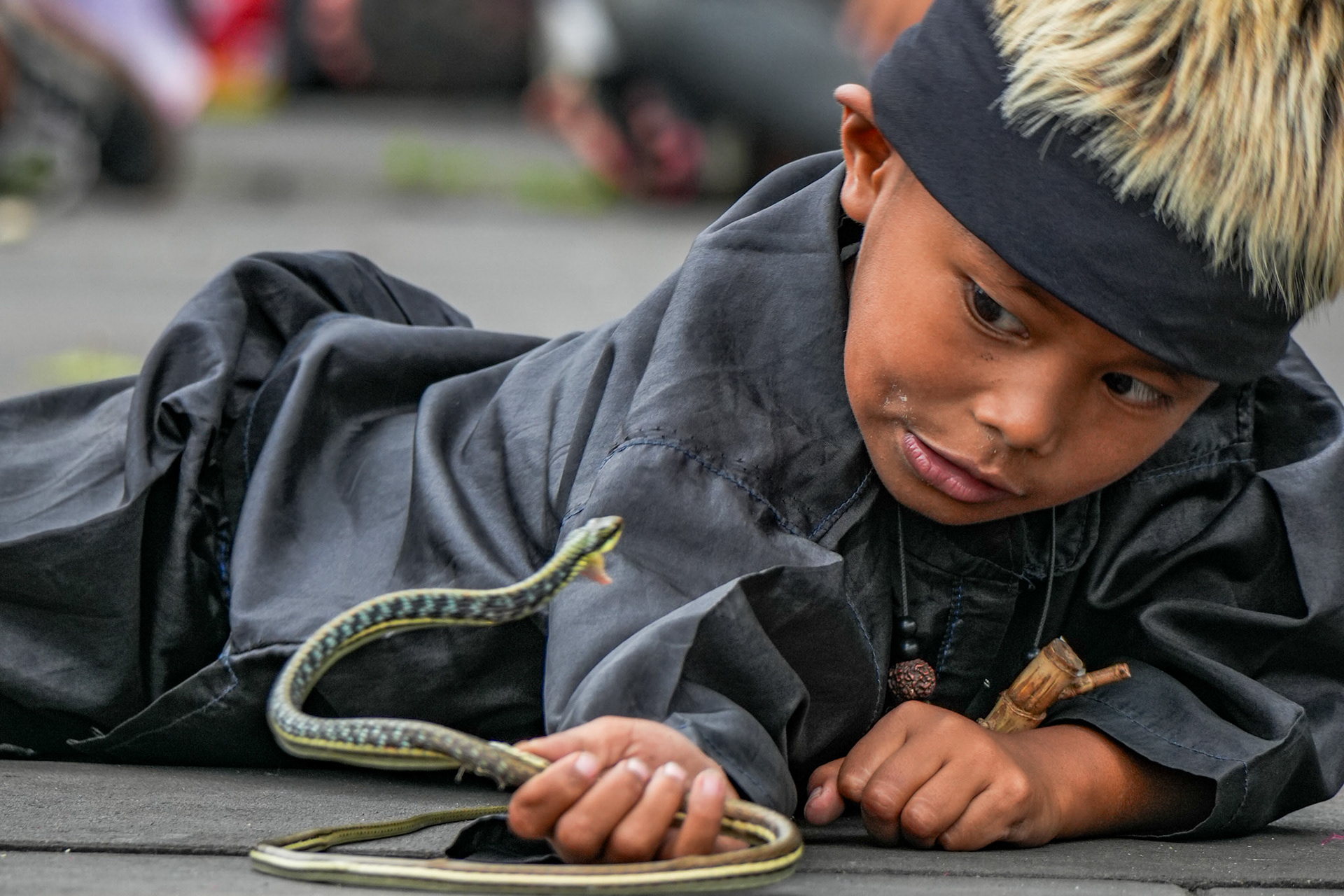 Mutprobe mit der Schlange – Junge Performer im Fokus
