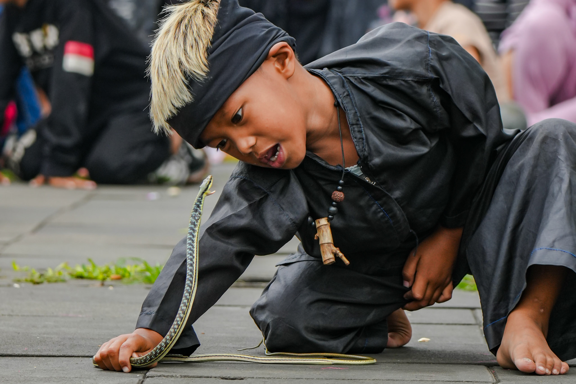 Körperbeherrschung in Aktion – Kind im Moment mit der Schlange