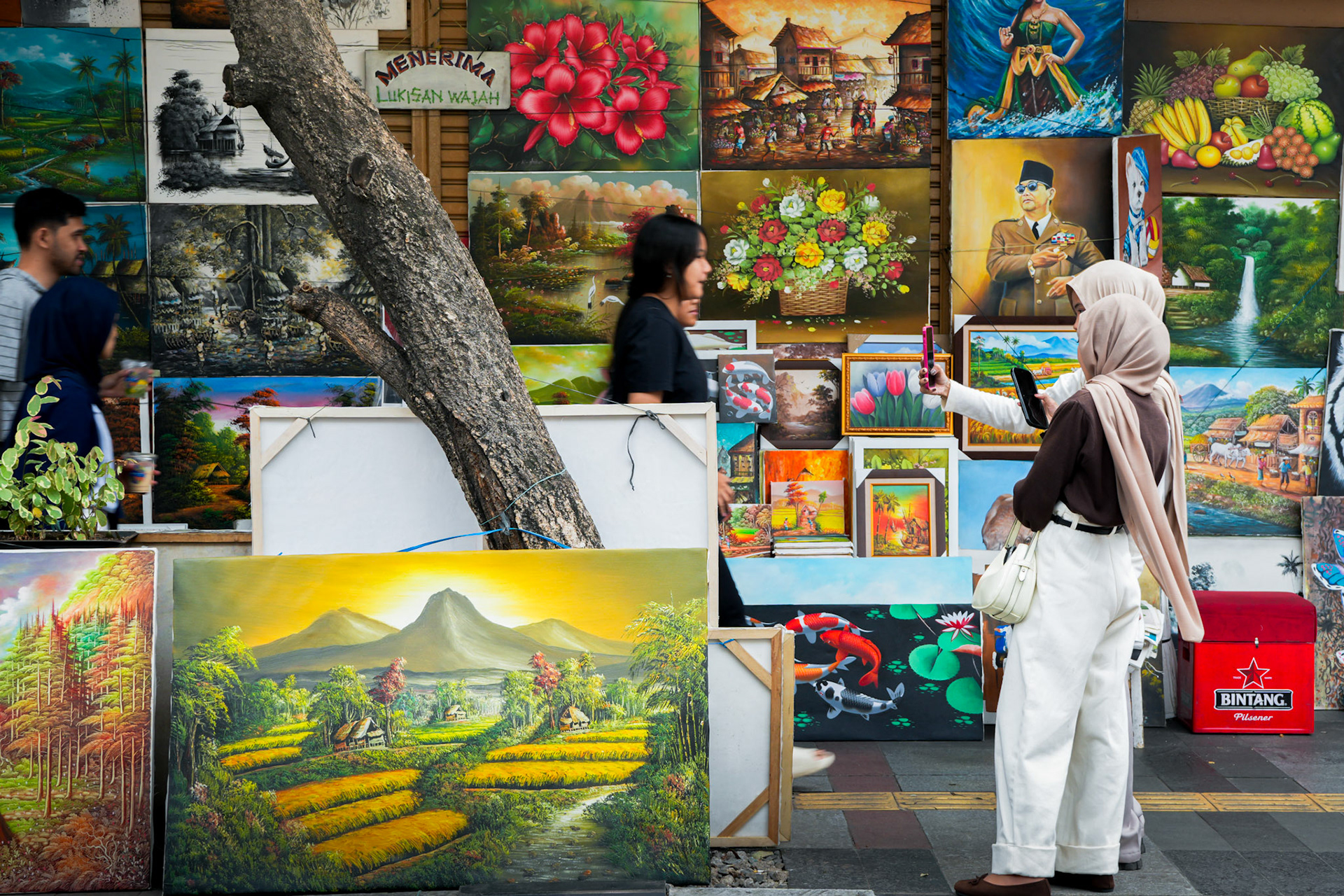 Stillstand vor der Leinwand – Augenblick der Betrachtung inmitten der Straße