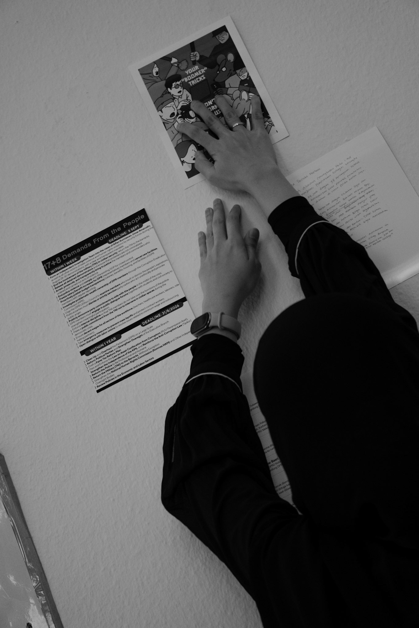 Ein Moment der Reflexion während der Diskussion zur politischen Lage in Indonesien.