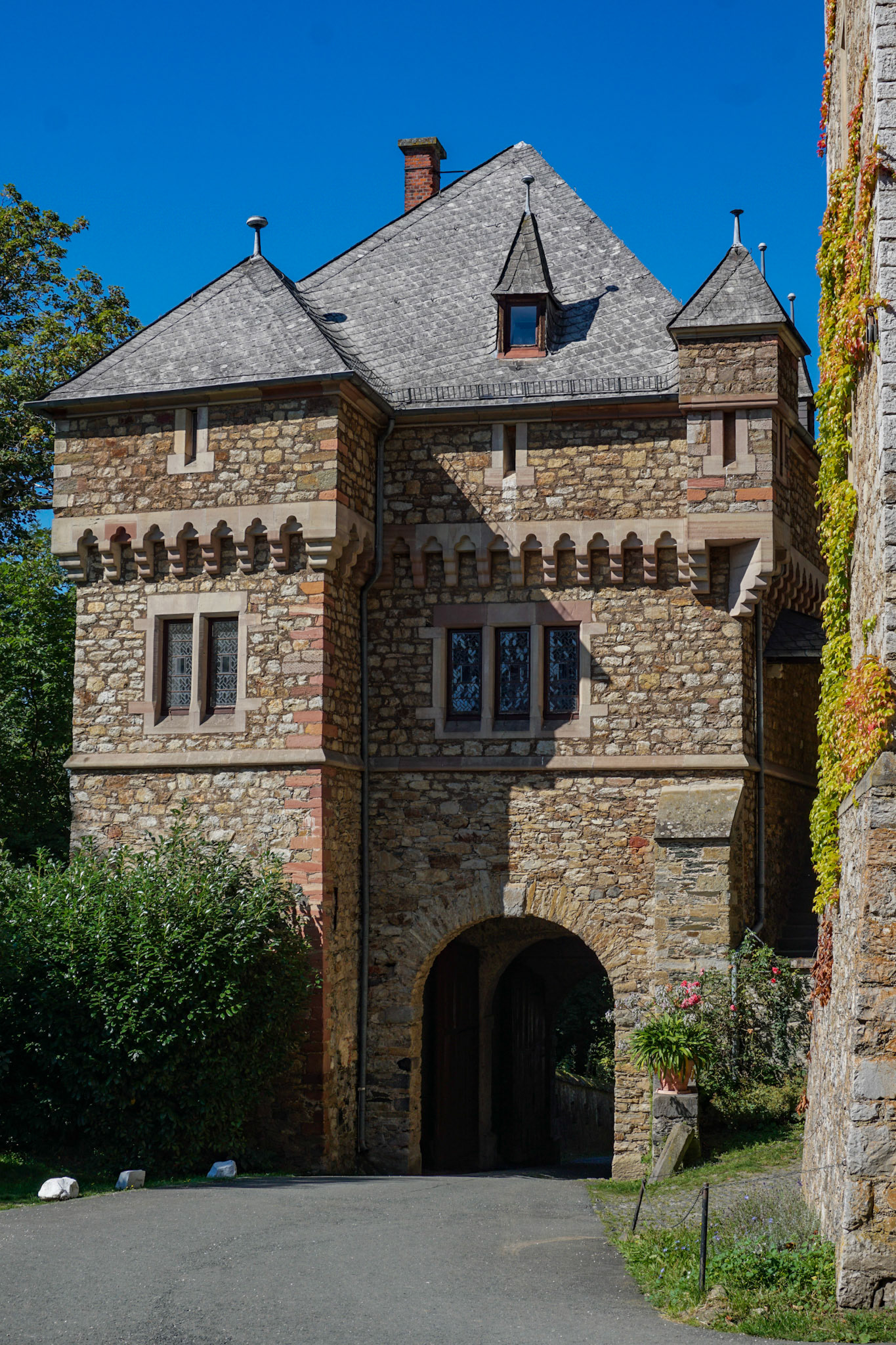 Symmetrie aus Macht und Schutz