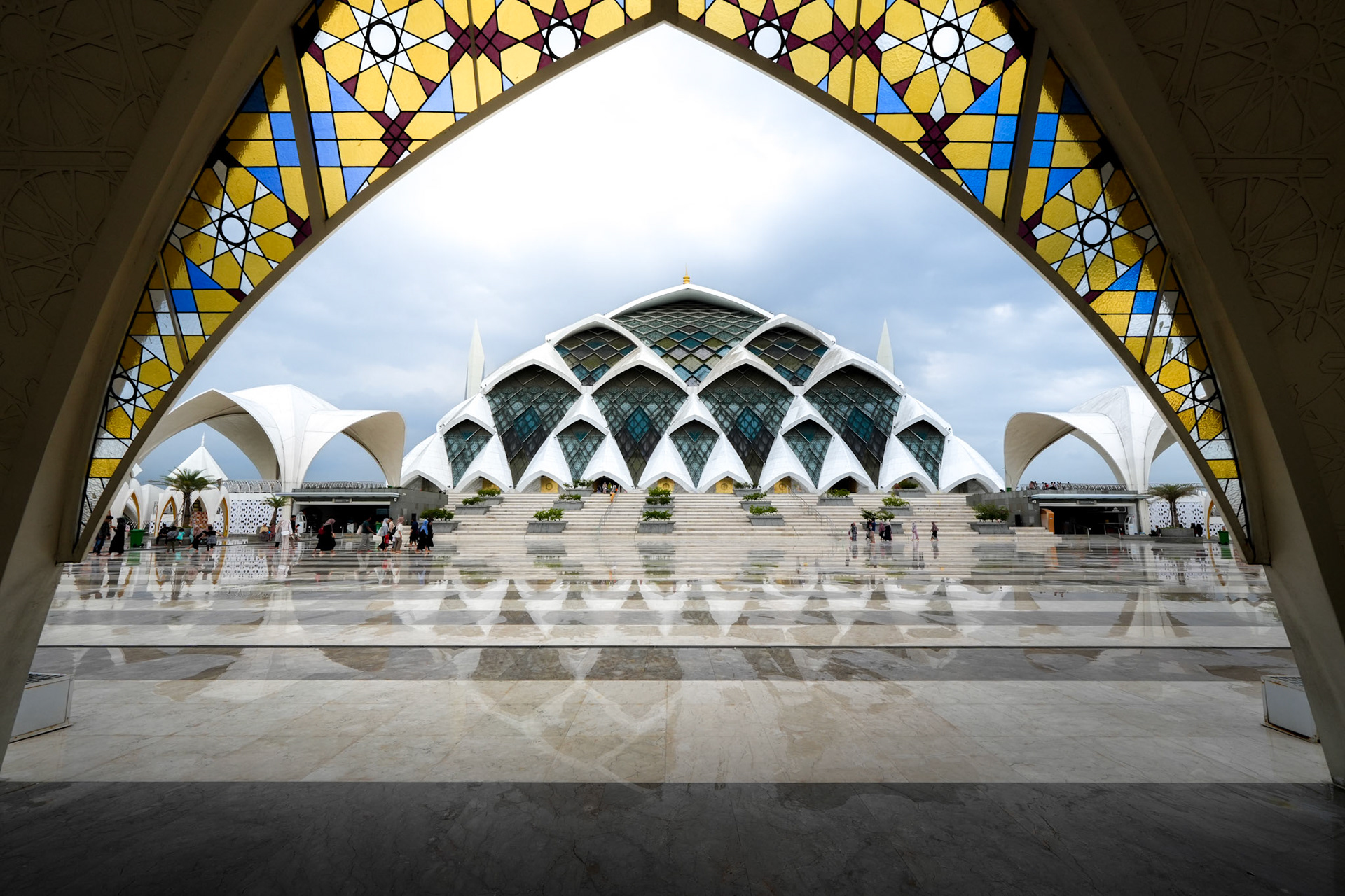 Blick durch das Mosaik – kunstvolle Linien rahmen das Herz des Orte