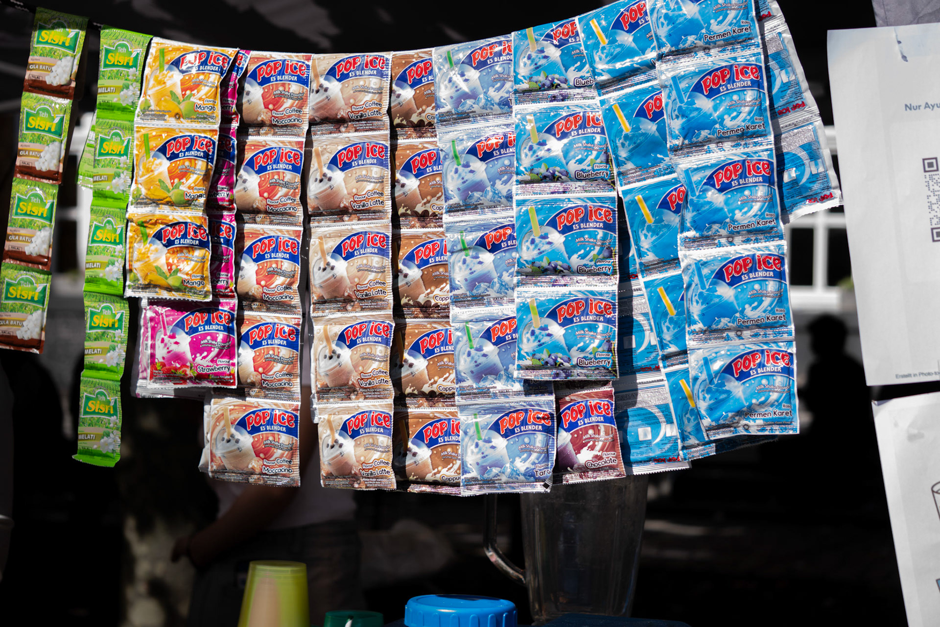 Bunte Instantgetränke aus Indonesien, wie Erinnerungen in Verpackung