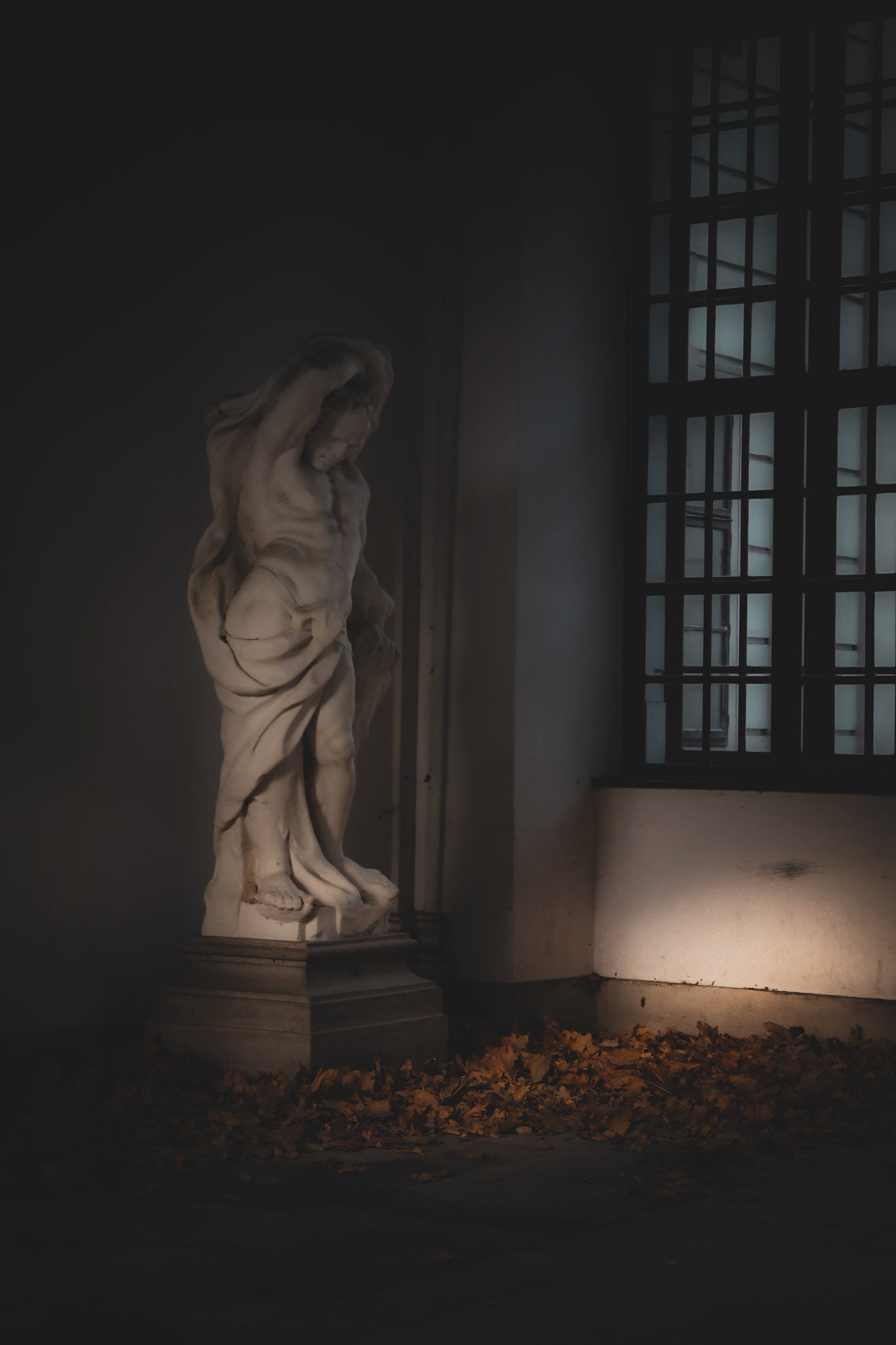 Eine Figur, still im Raum – fast vergessen