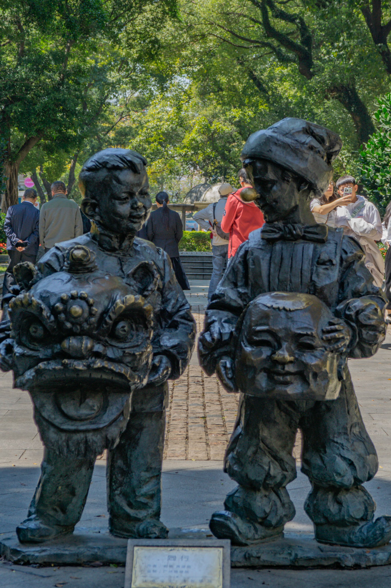 Musikerstatue im Park – humorvoll und nostalgisch