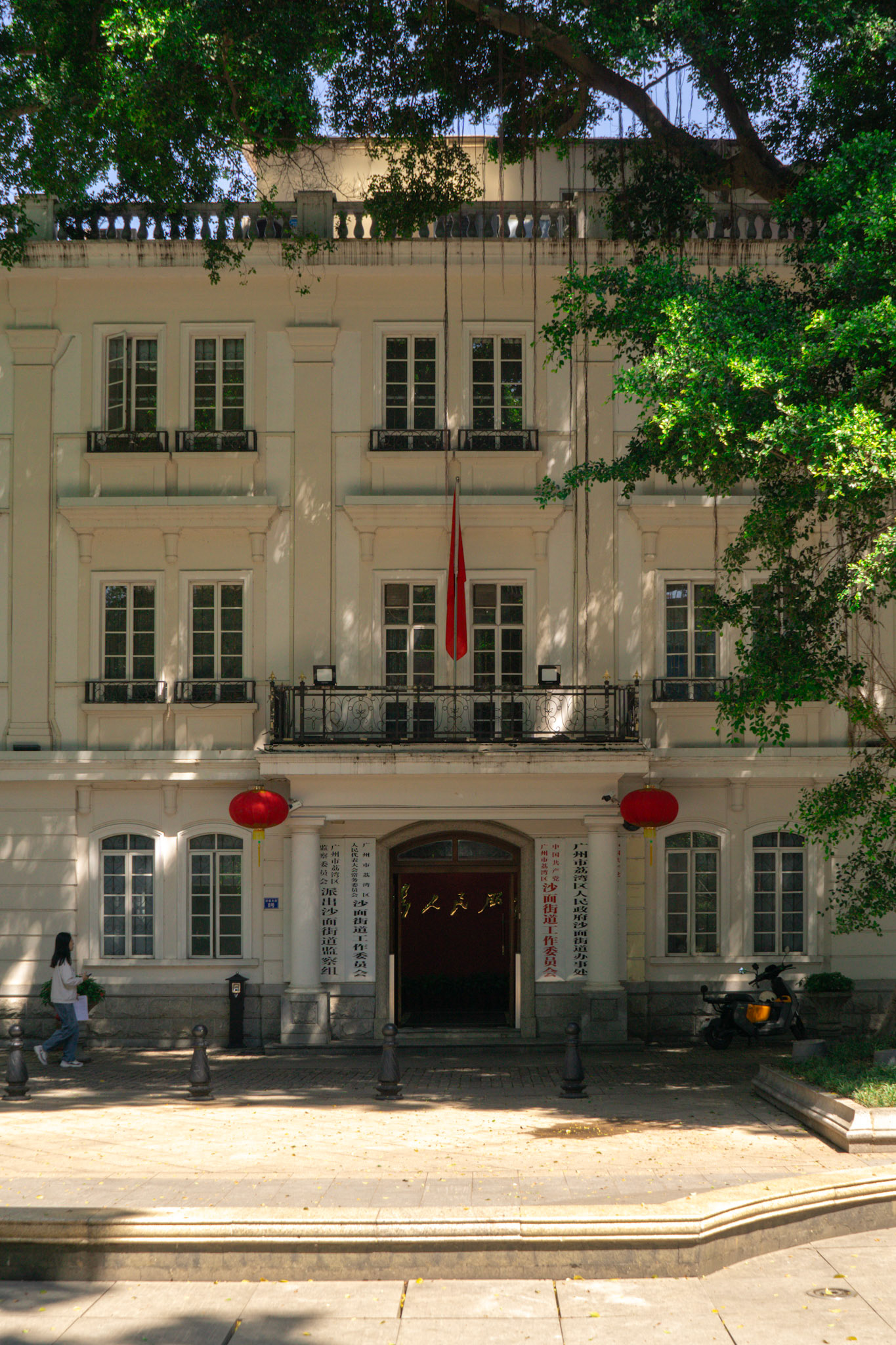 Koloniale Fassade mit rotem Banner