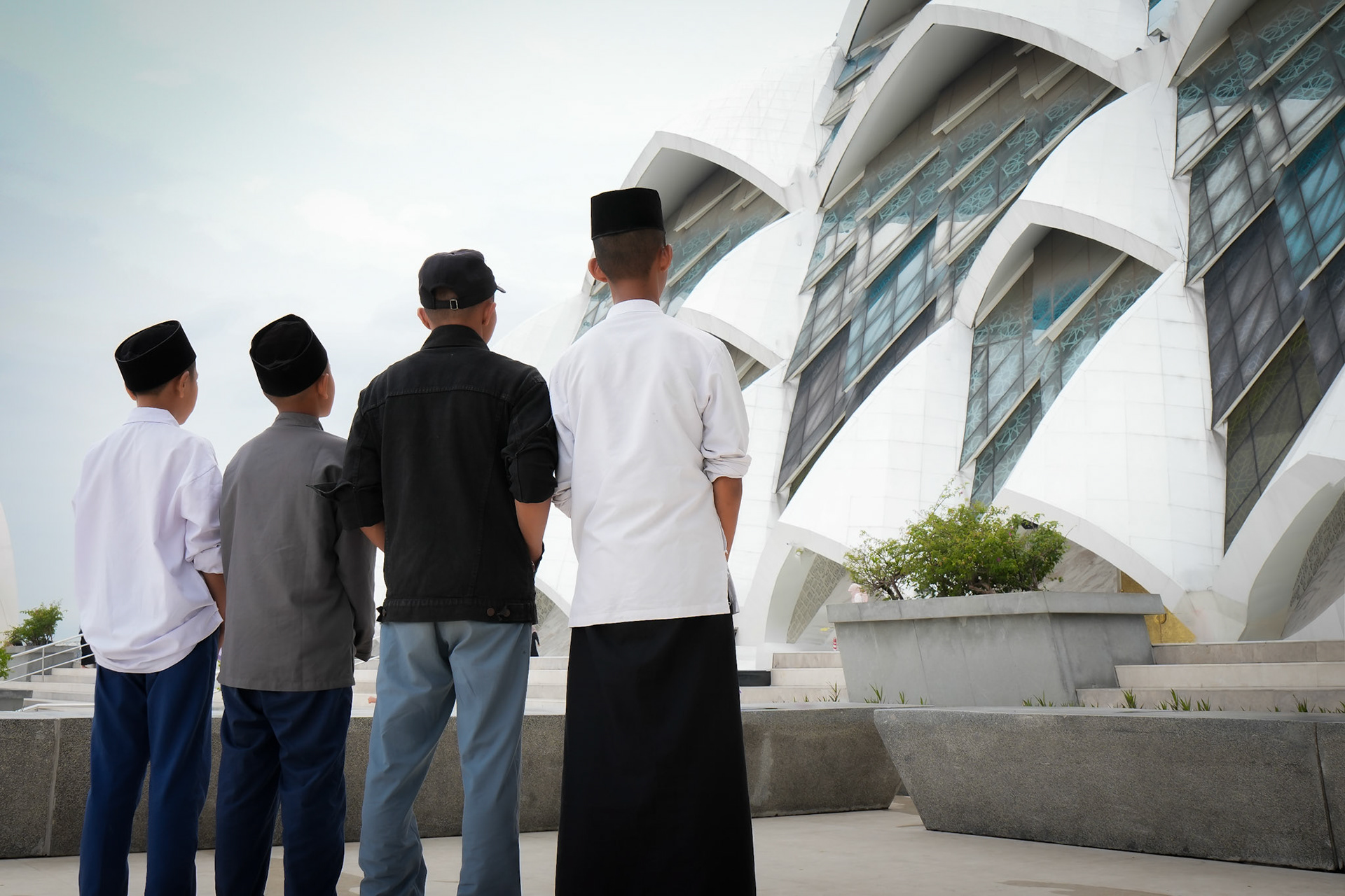 Vier Jungen stehen gemeinsam – Freundschaft, Gemeinschaft und Orientierung