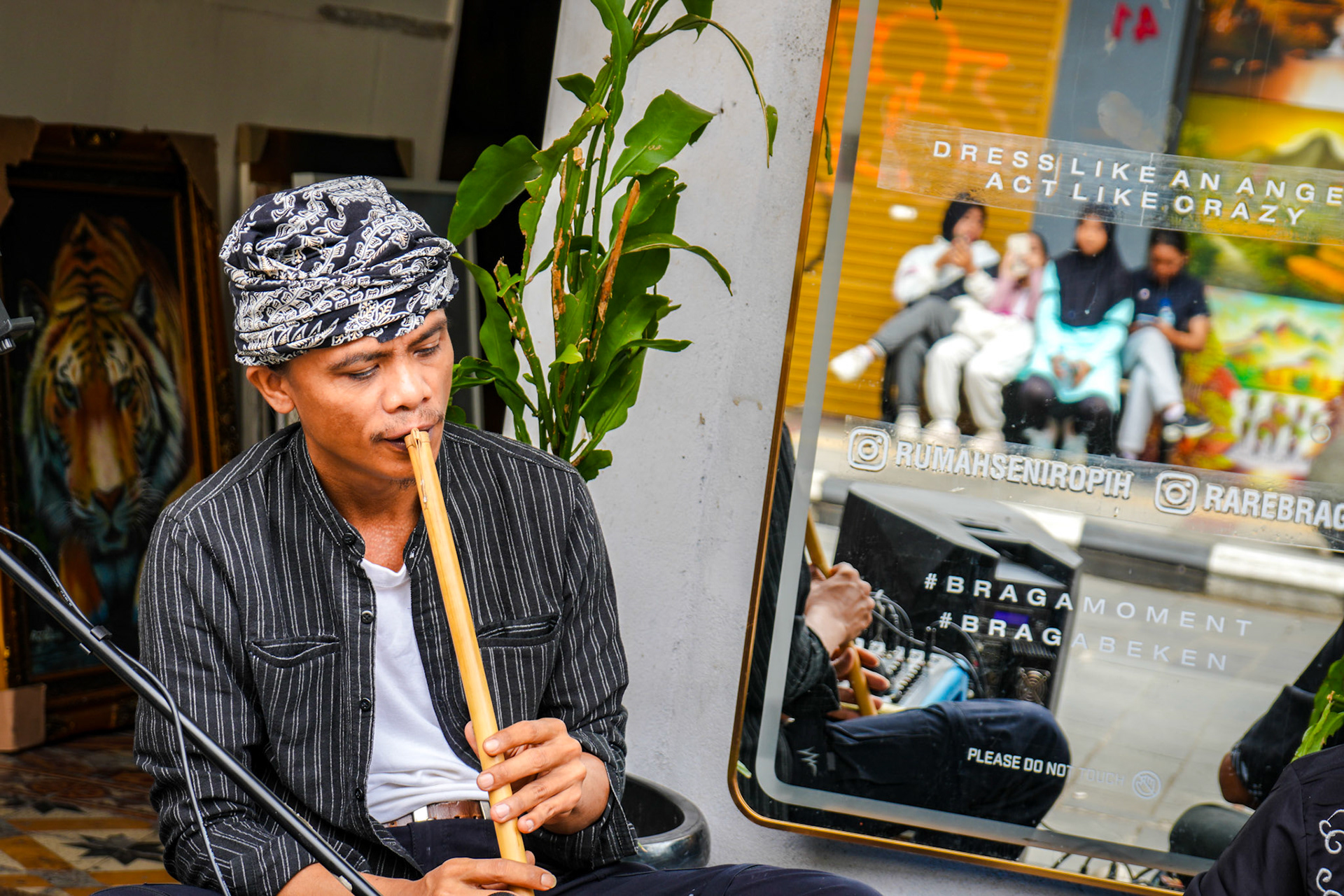 Flötenspiel am Straßenrand – Erinnerung in Bambus gehaucht