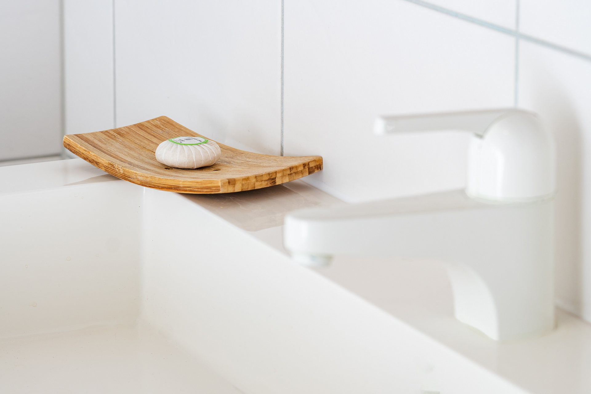 Klare Linien und kleine Details – Ruhe im Badezimmer eingefangen