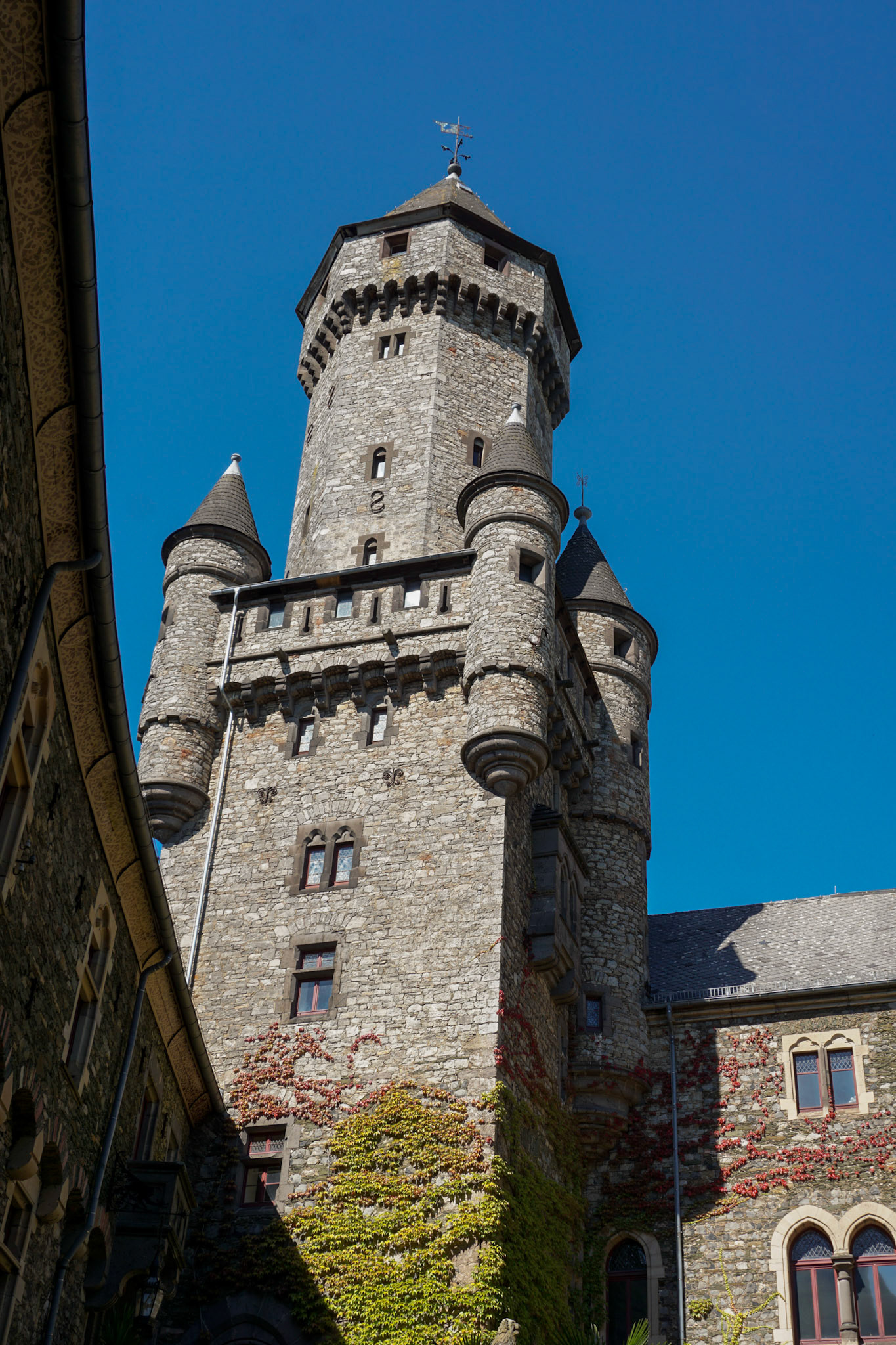 Wehrhaft und elegant – mit Blick über das Tal