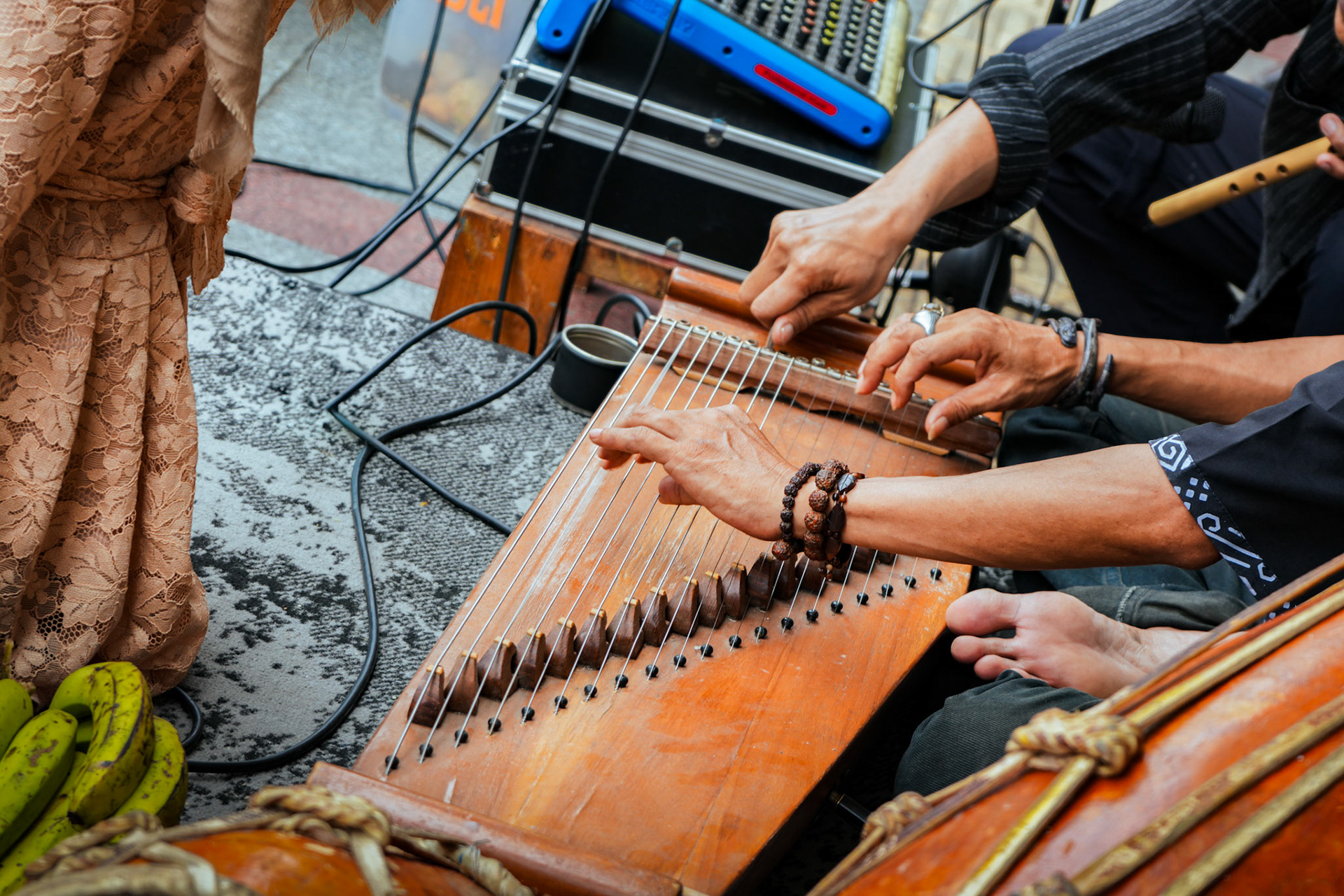  Hände, die klingen – Saiten und Seele auf dem Bürgersteig