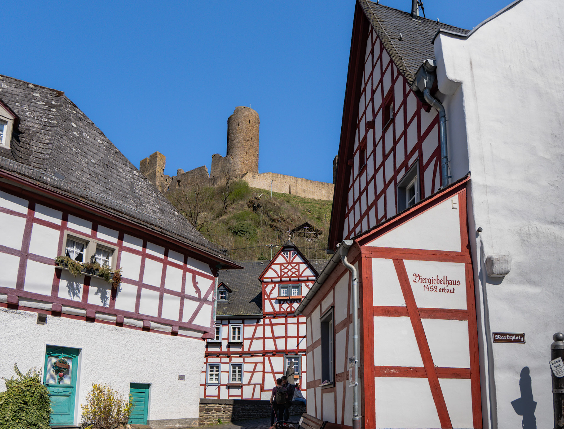 Die Ruine als Wächterin über dem heutigen Dorfleben