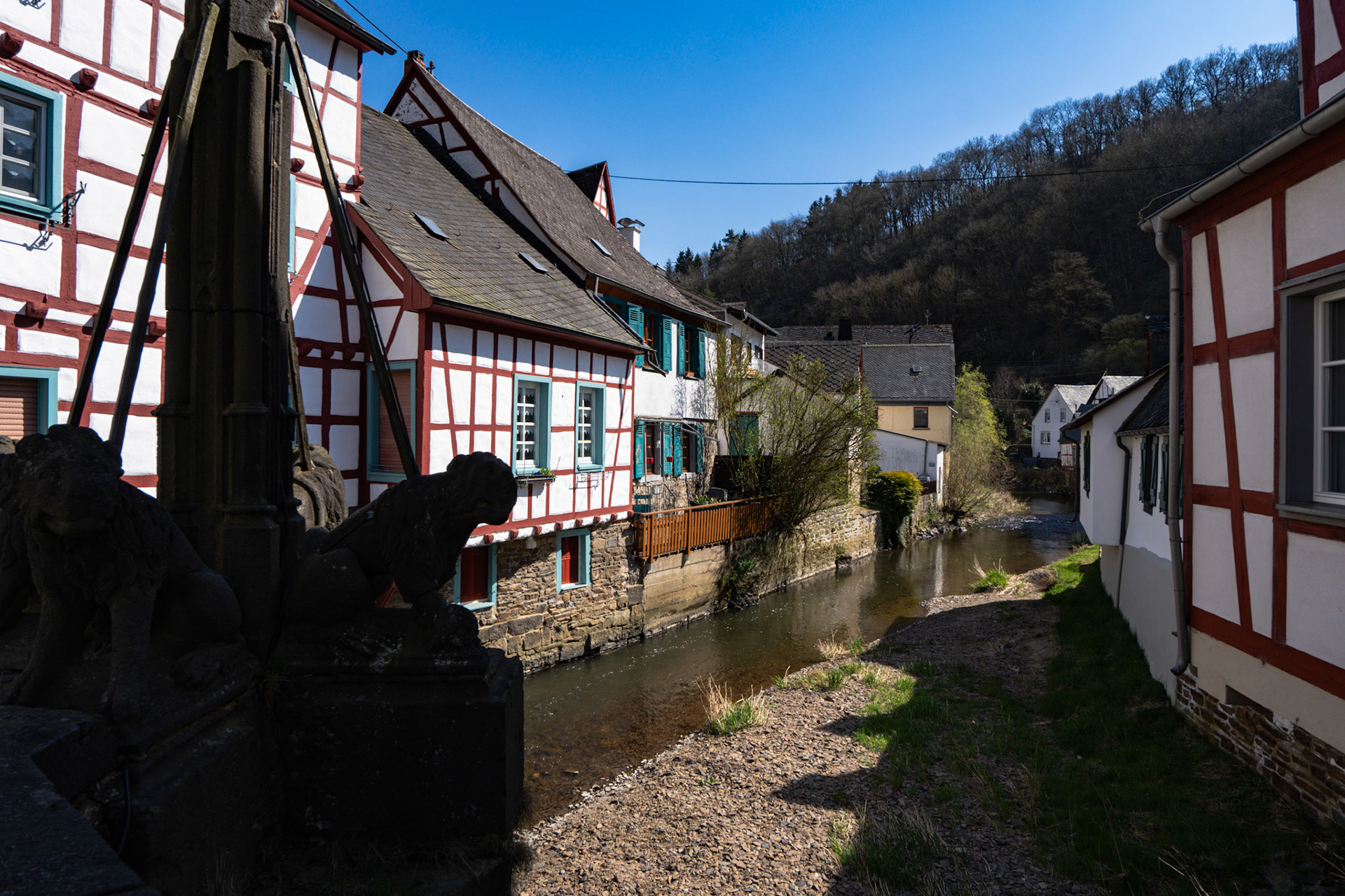 Kleine Brücken, alte Balken – ein stilles Monreal-Motiv