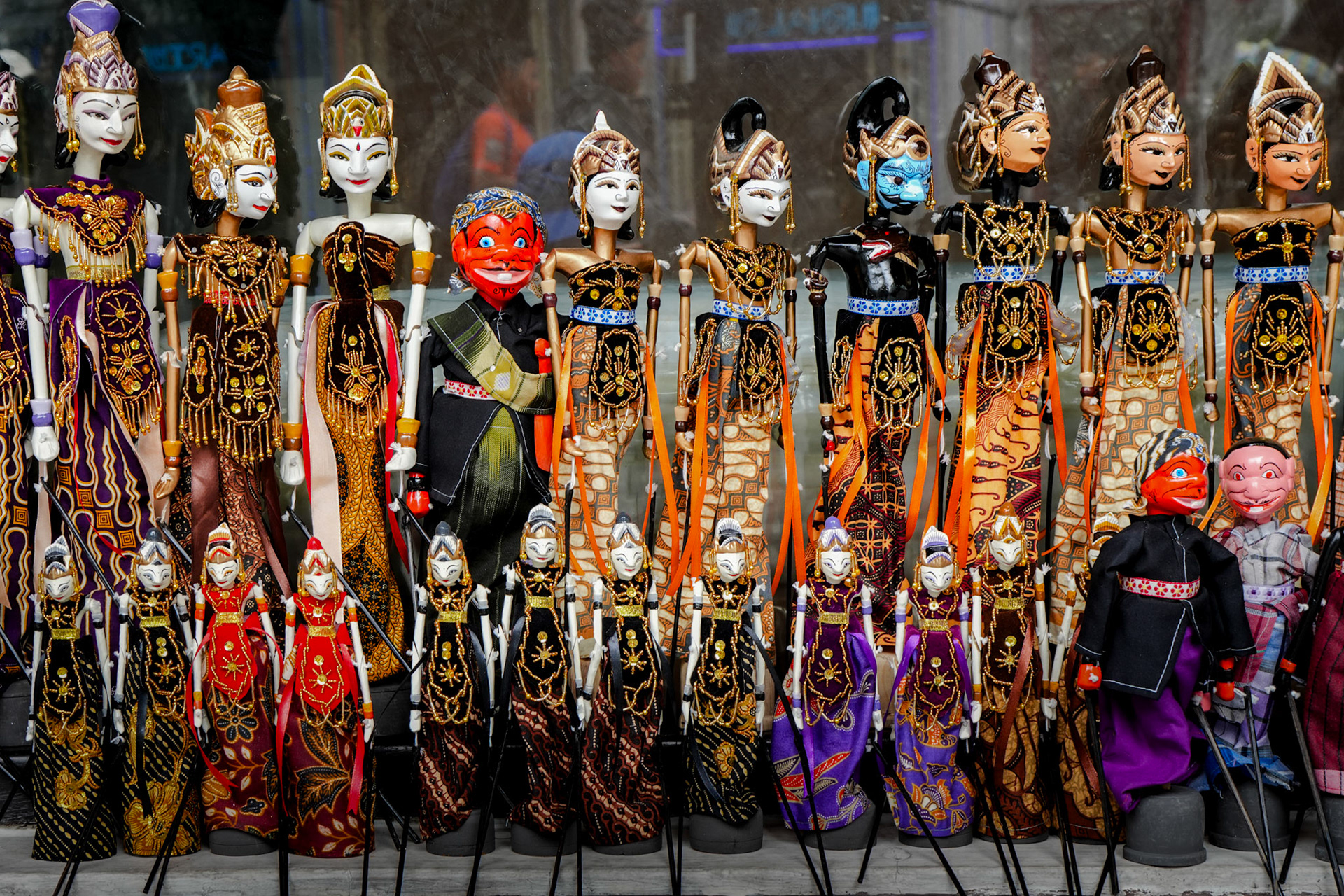 Tradition in Reihe – Wayang Golek-Puppen warten auf ihre Geschichten