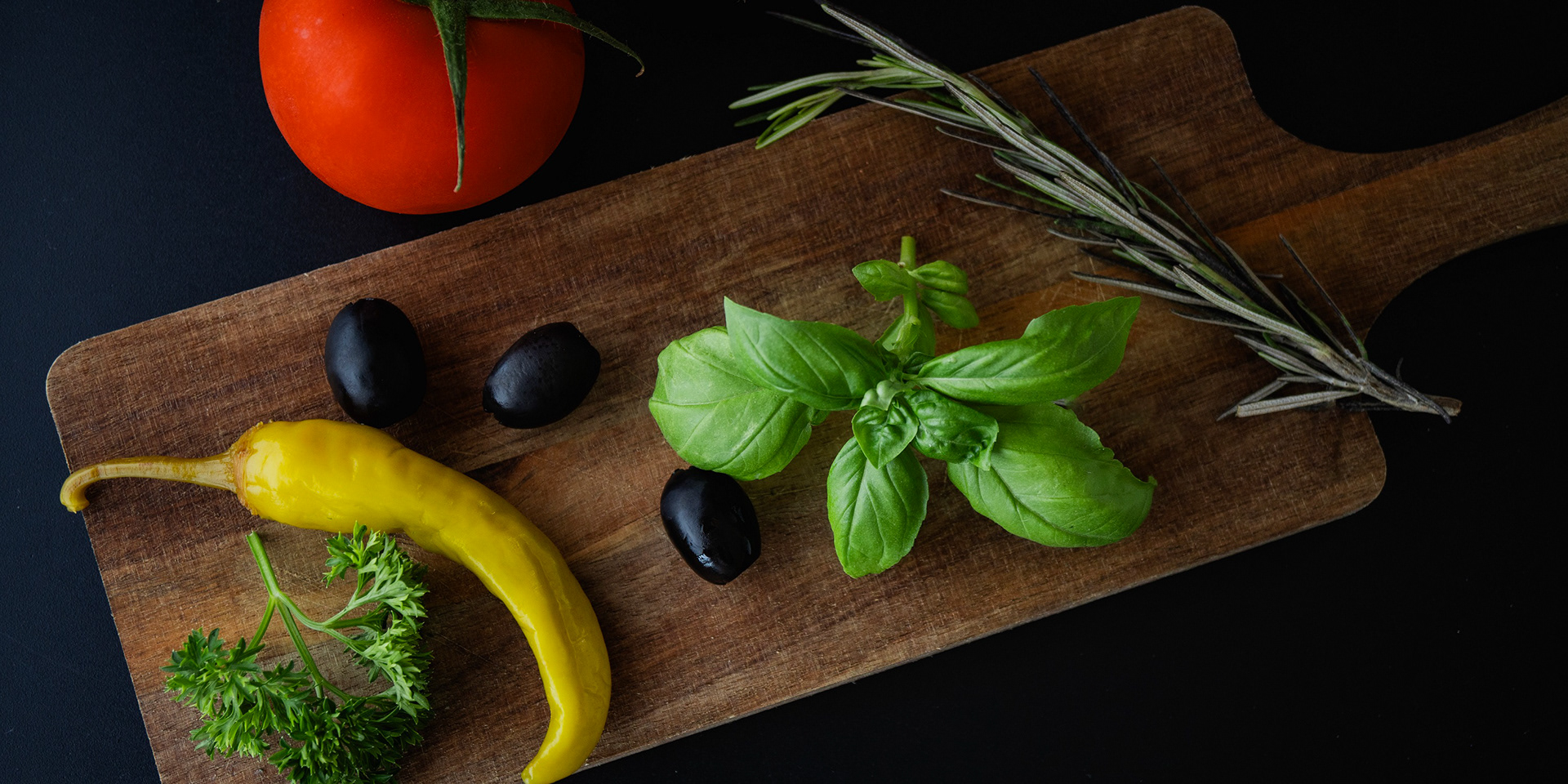 Stillleben mit mediterranen Zutaten – natürliches Licht, klare Formen, authentische Stimmung.