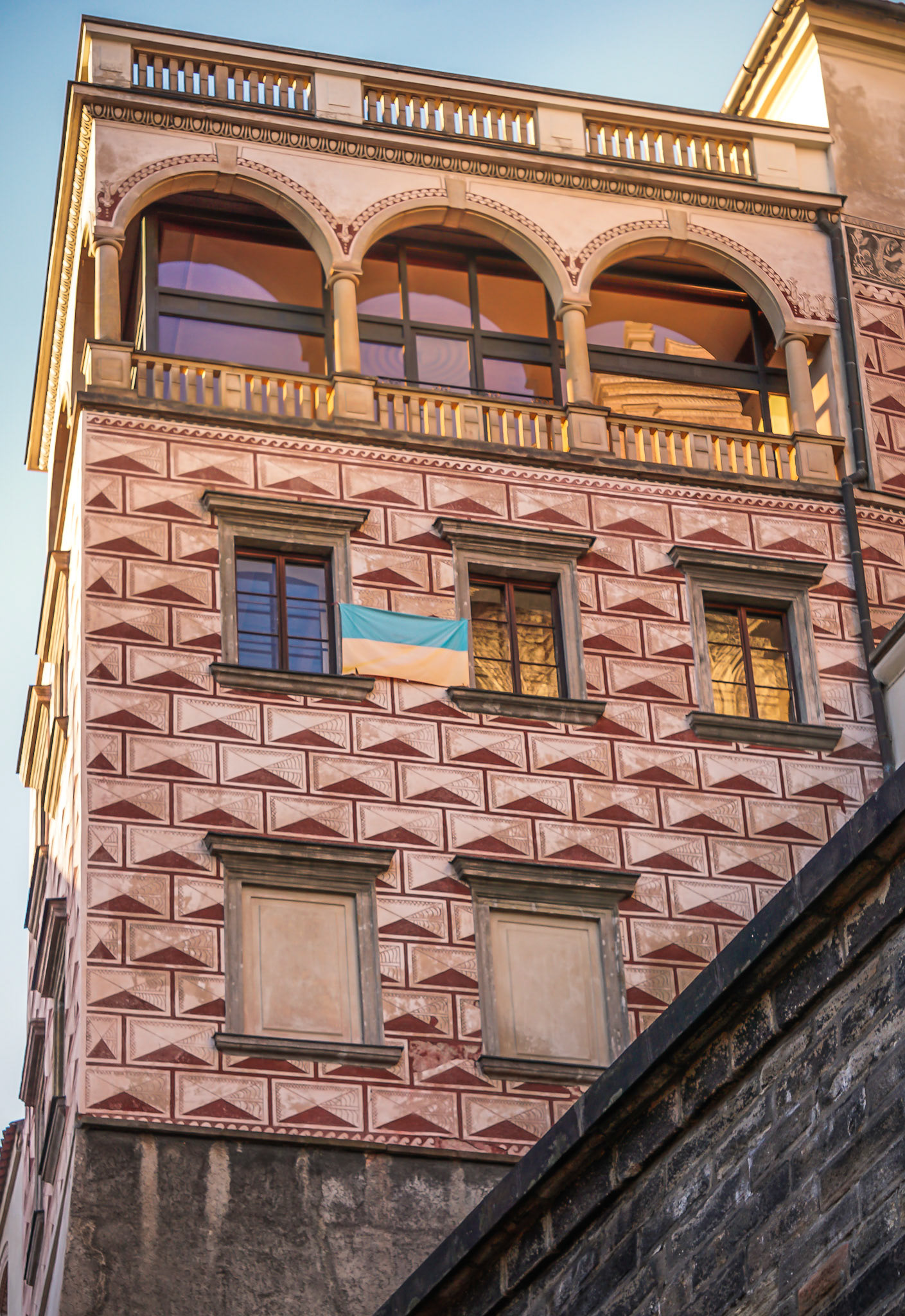 Fassadenkunst in Altgold