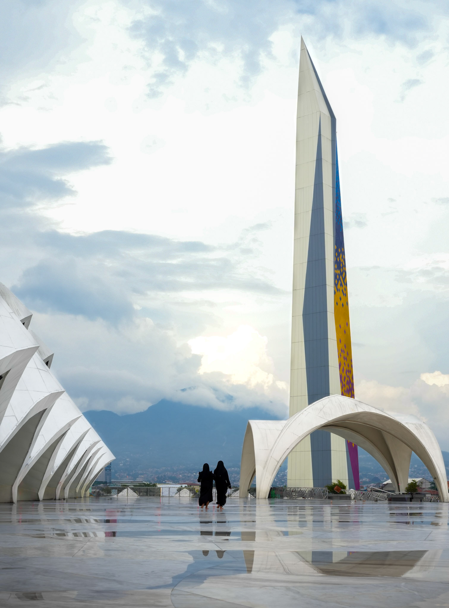 PerspektiveWeite des Glaubens – der Himmel spiegelt sich in der Stille des Marmors der Weite – Glaube, Architektur und Himmel verschmelzen