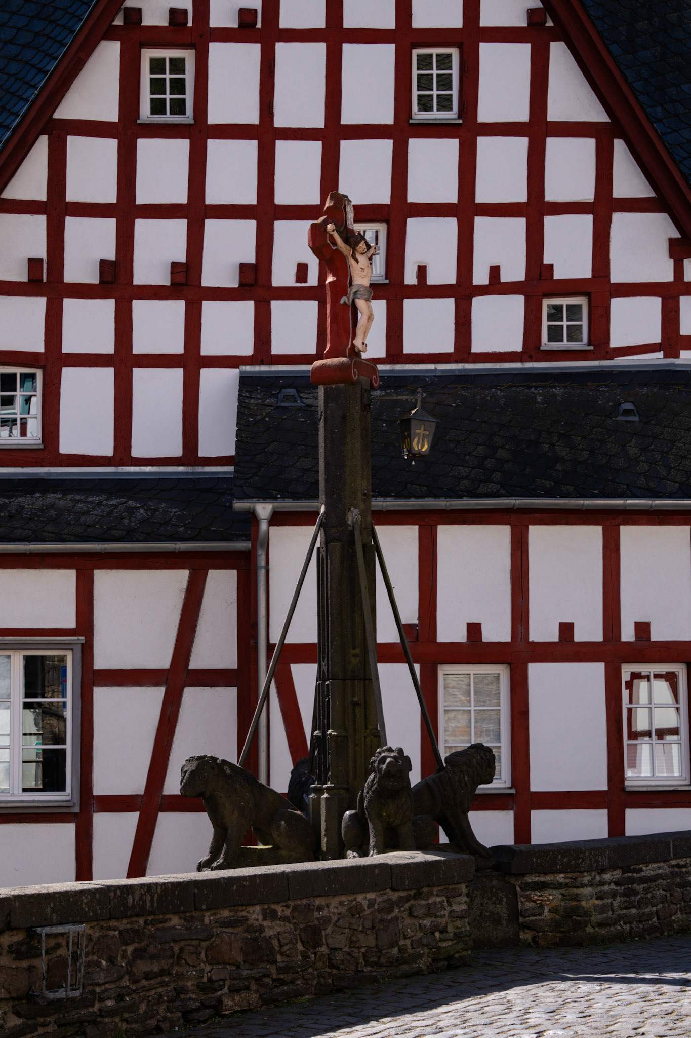 Alte Wasserstelle inmitten enger Gassen