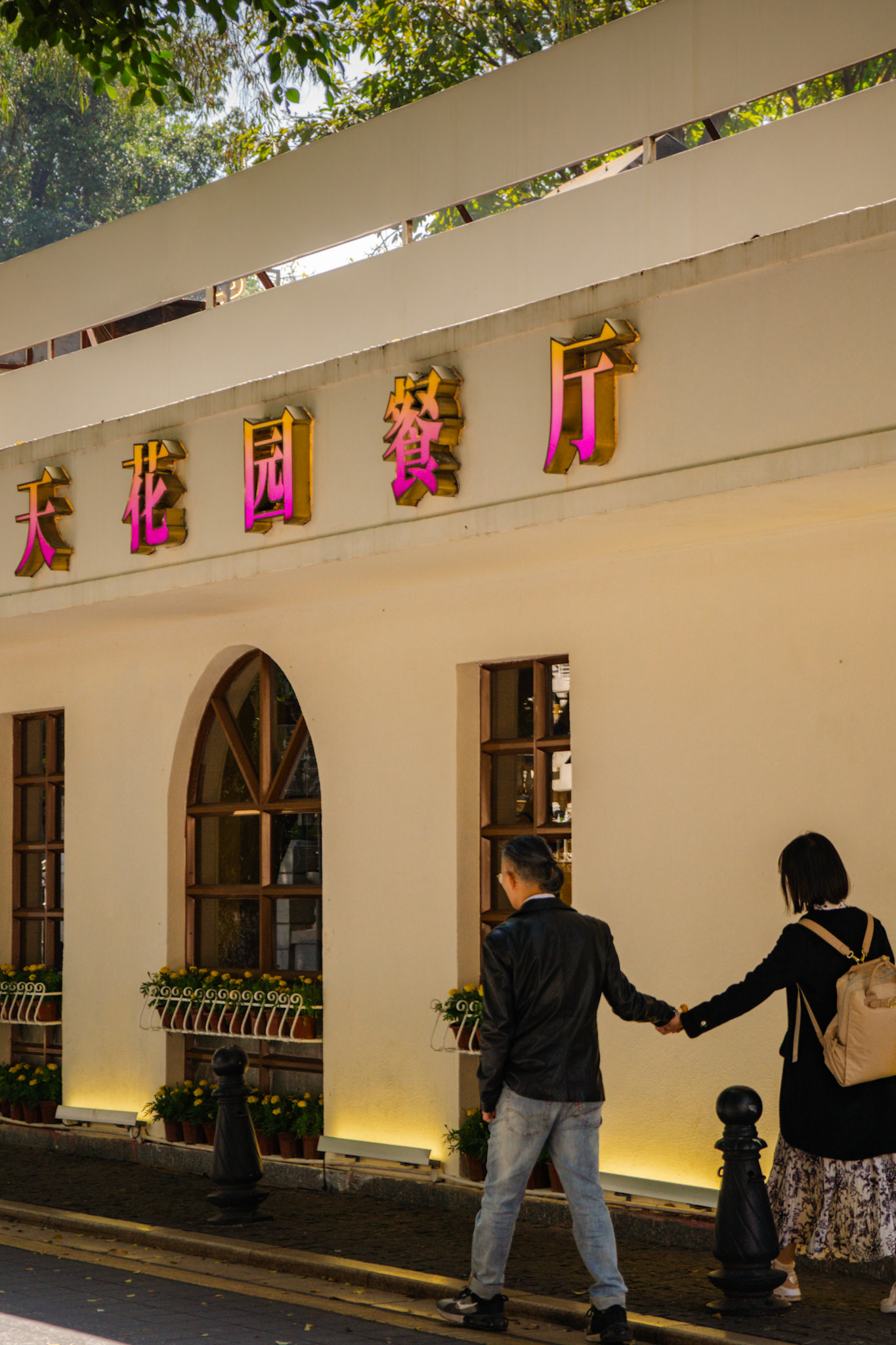 Pastellfarbene Mauer mit chinesischer Leuchtschrift – modern und verspielt