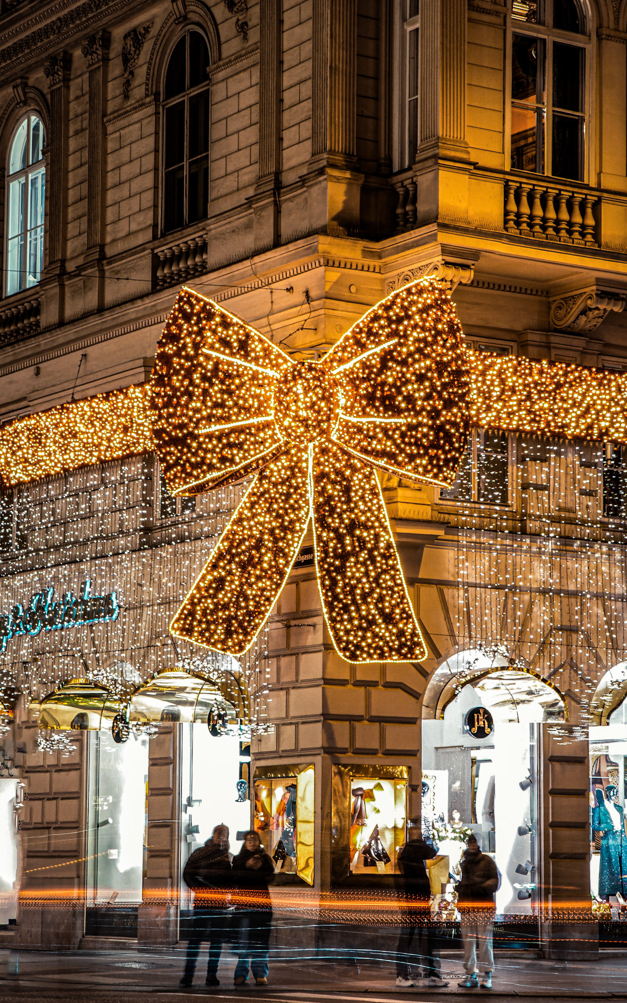 Einkaufsstraße als weihnachtliches Erlebnis