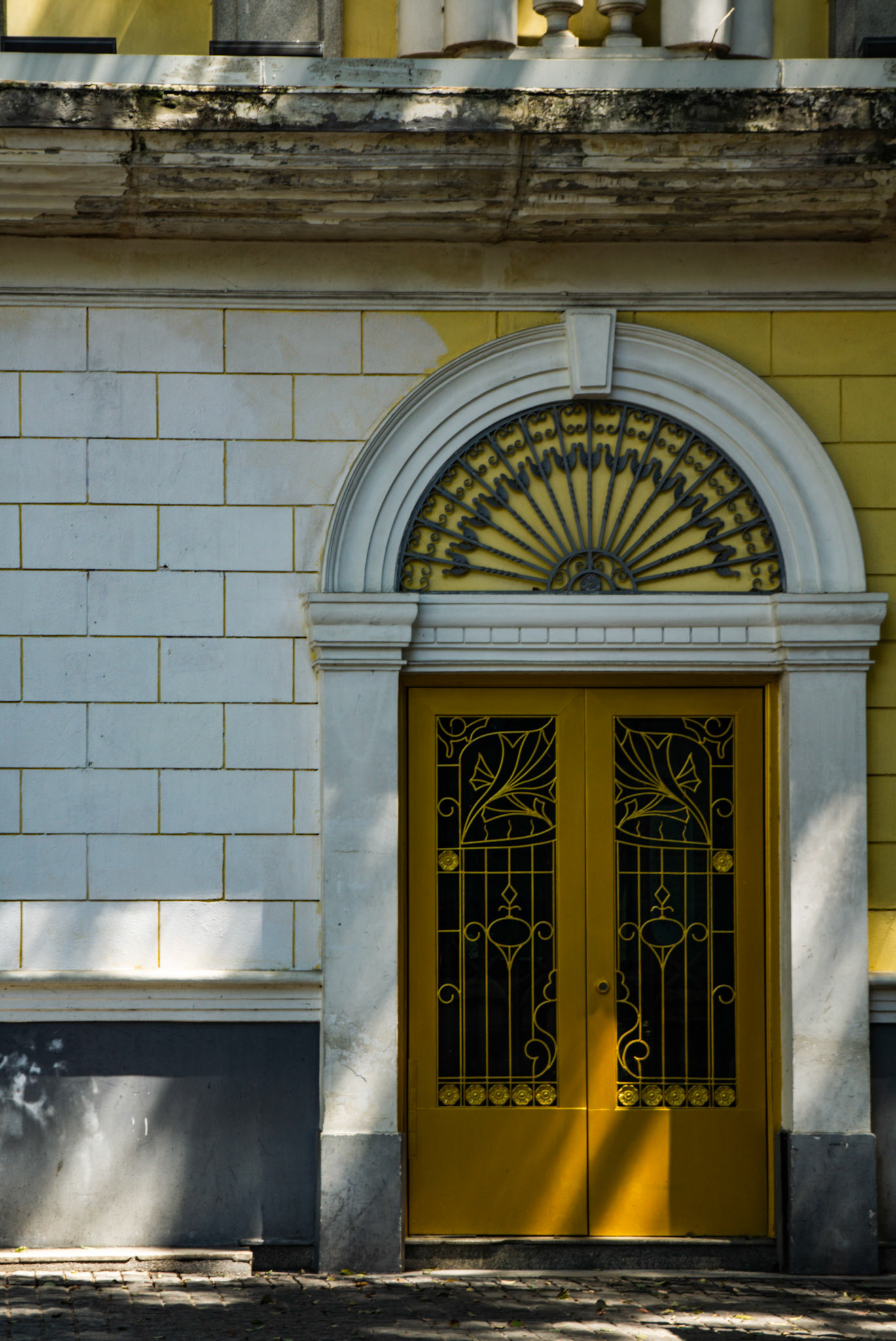 Prunkvolle Haustür mit rundem Bogen