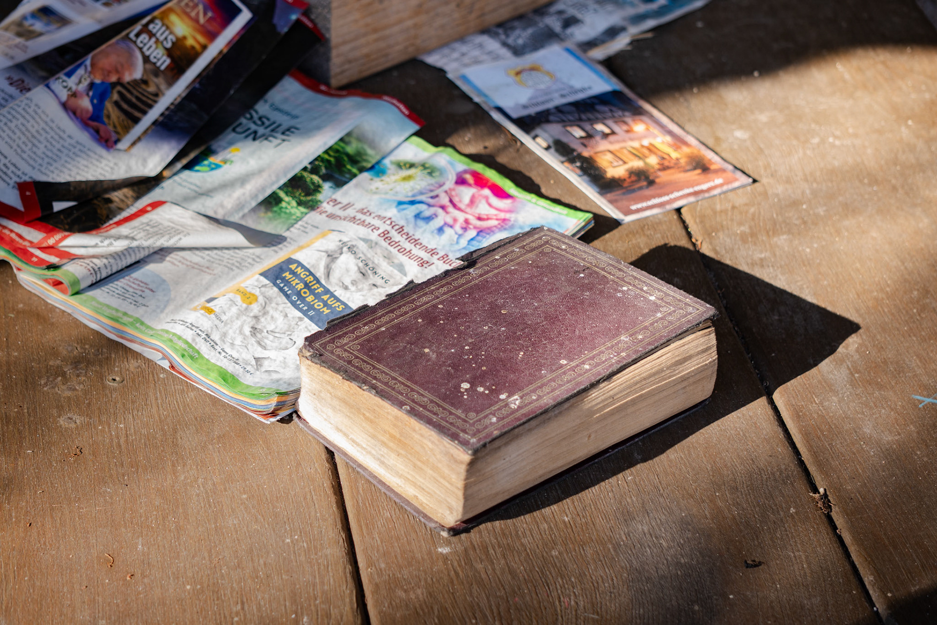 Aufgeschlagene Seiten, vergilbt vom Wind der Jahre