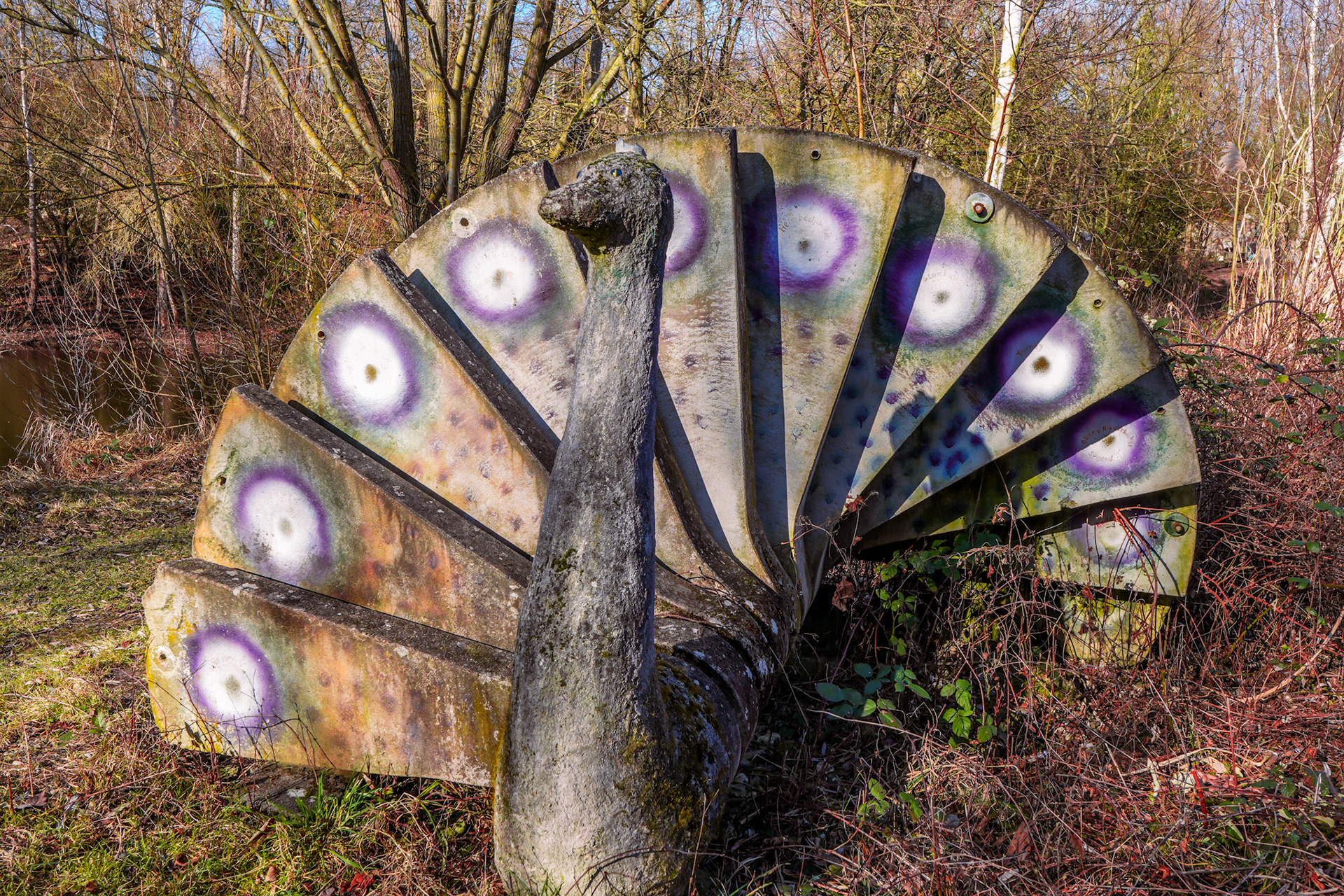 Ein Pfau aus grobem Beton – still, verwittert, und voller Geheimnisse