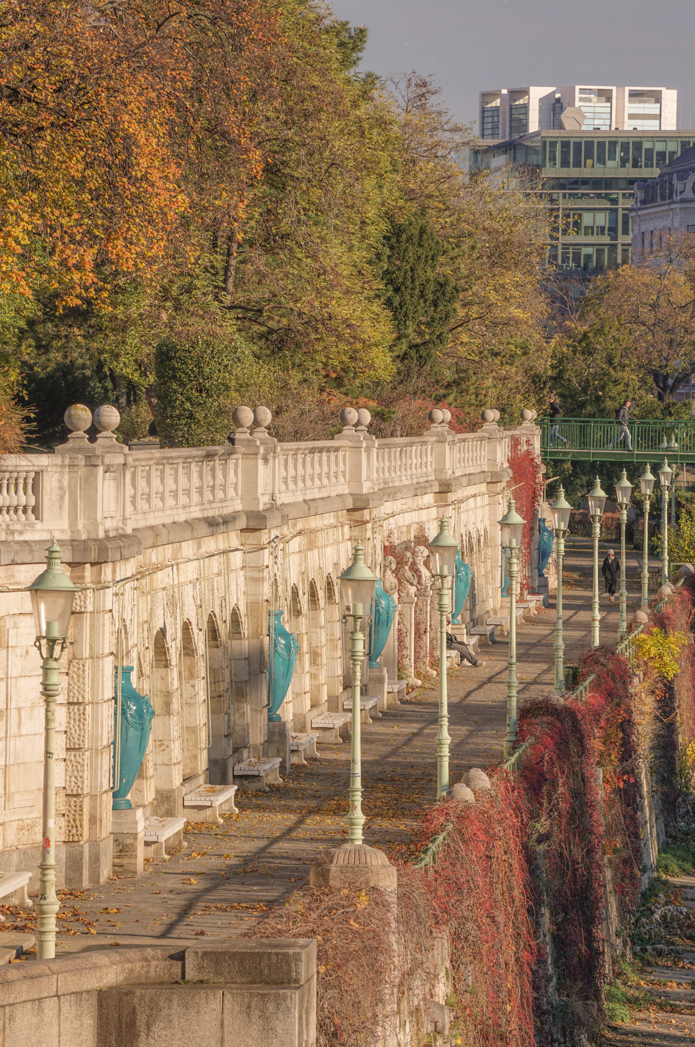 Blätter, Stein und Eleganz in Harmonie