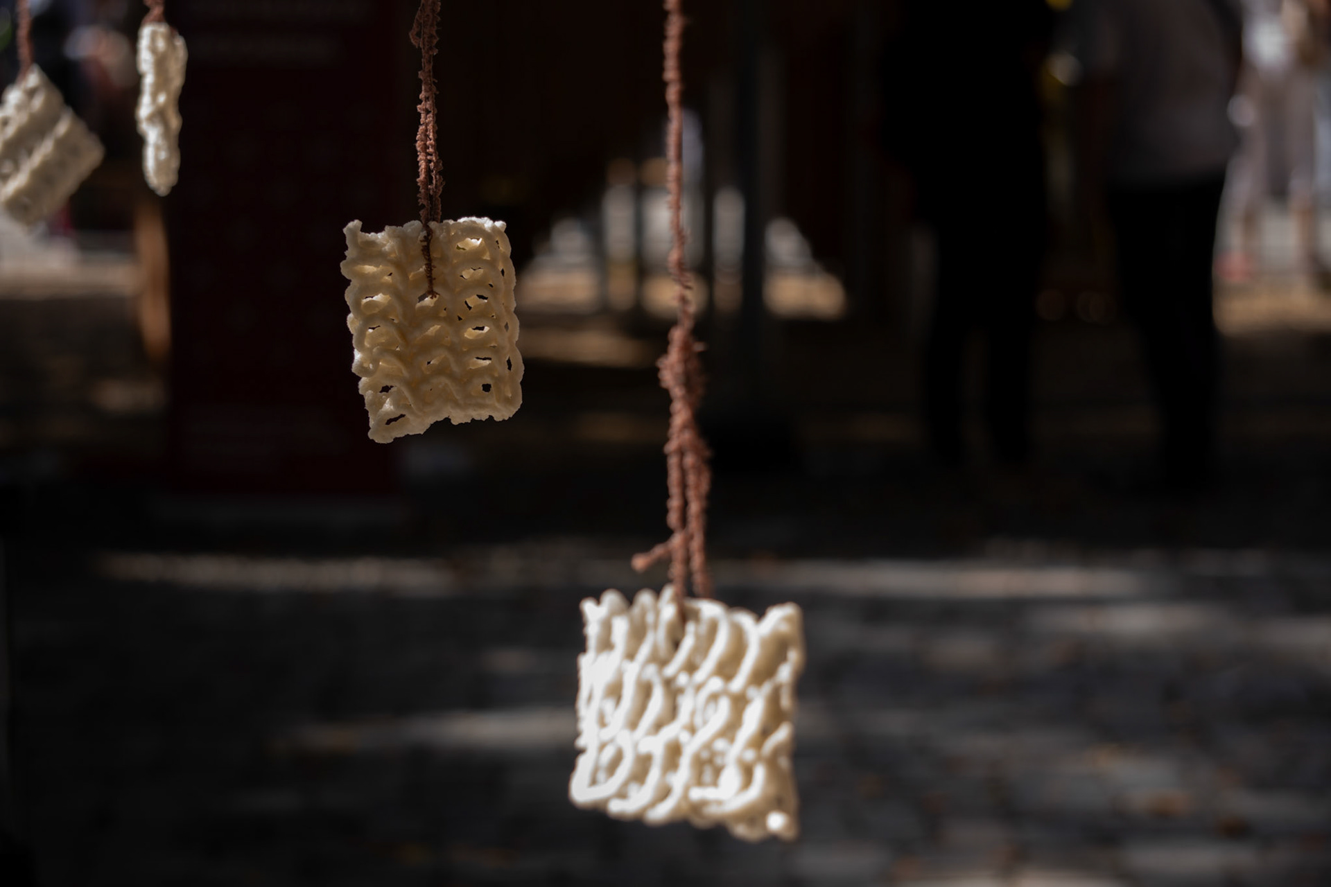 Getrocknete Teigkringel tanzen im Wind – ein Kindheitsklassiker