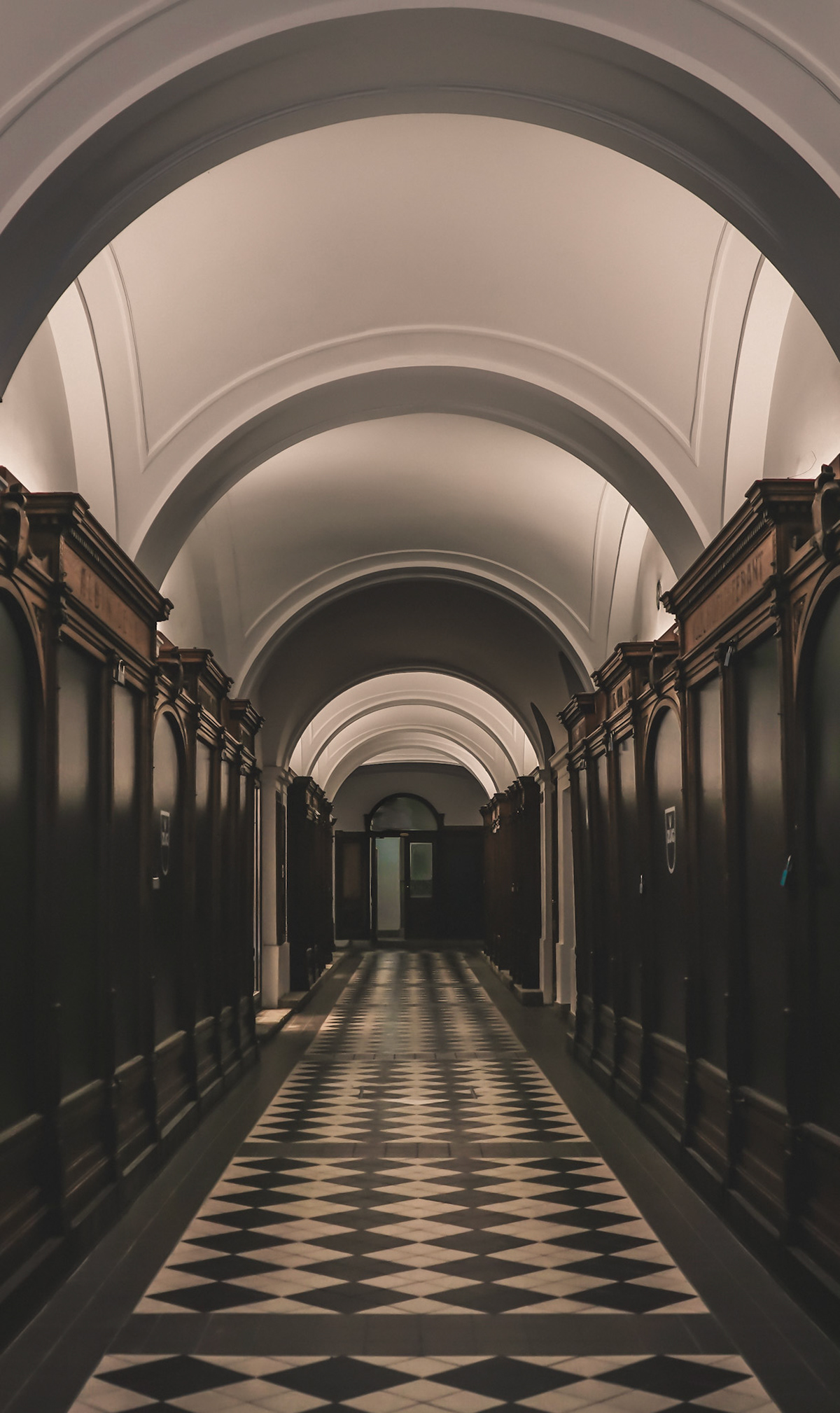 Ein Gang wie ein Schachbrett – hypnotisch & leer