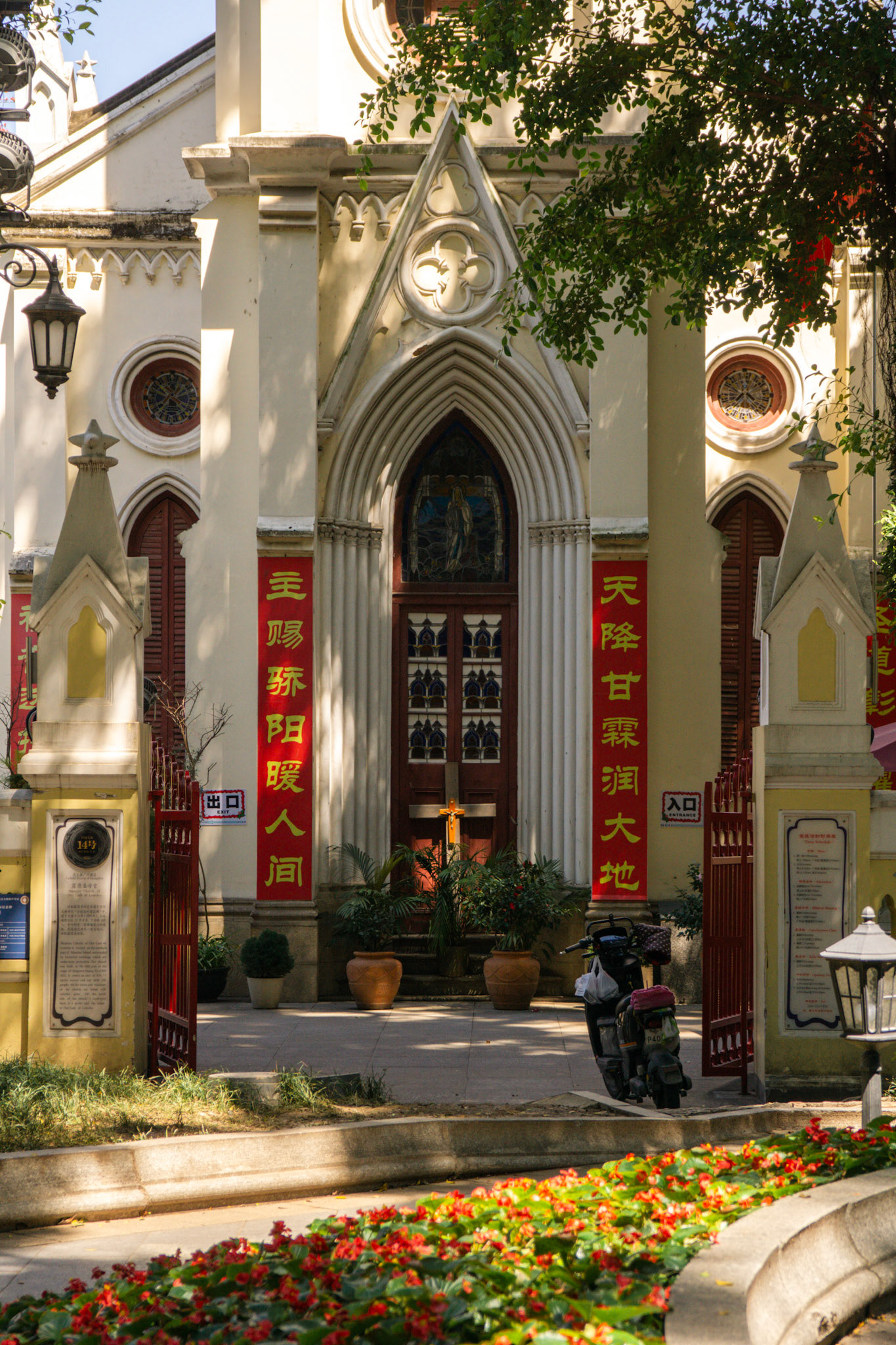 Neogotische Kirche mit chinesischem Schriftzug