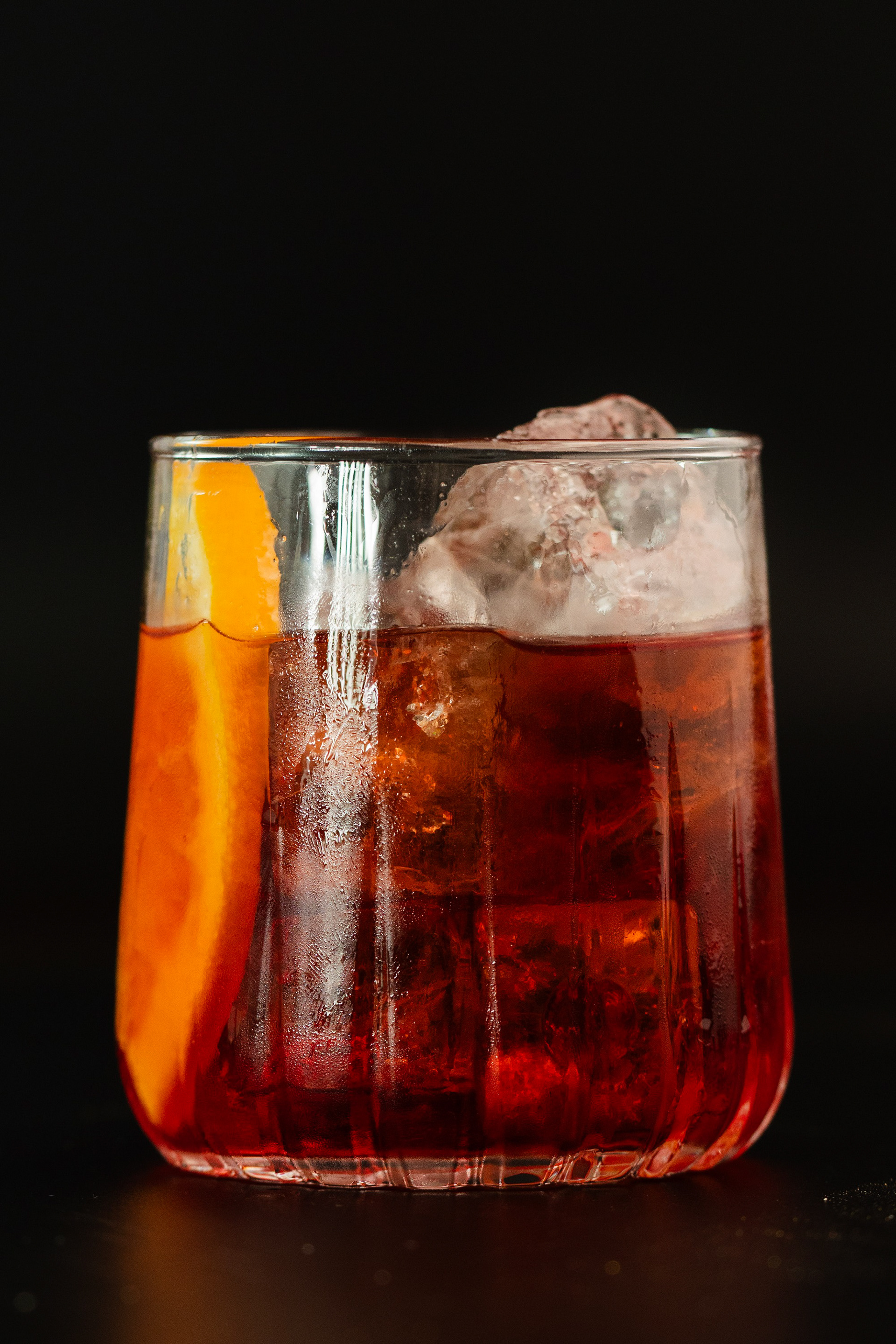 Erfrischender Aperitif im klaren Glas, Fokus auf Farbe und Licht.