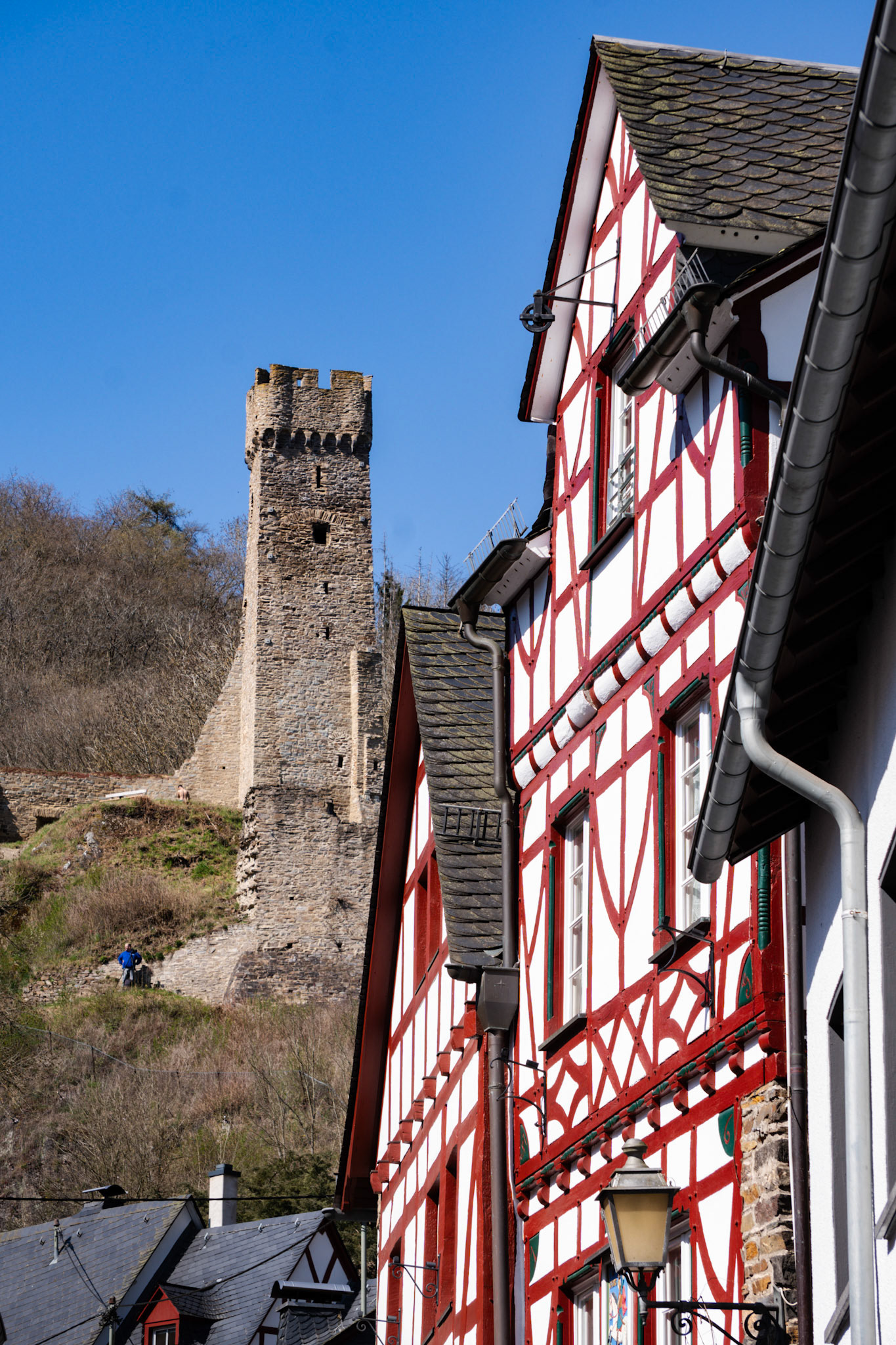ZeugnissVergangene Zeiten in wuchtigem Mauerwerke vergangener Verteidigung