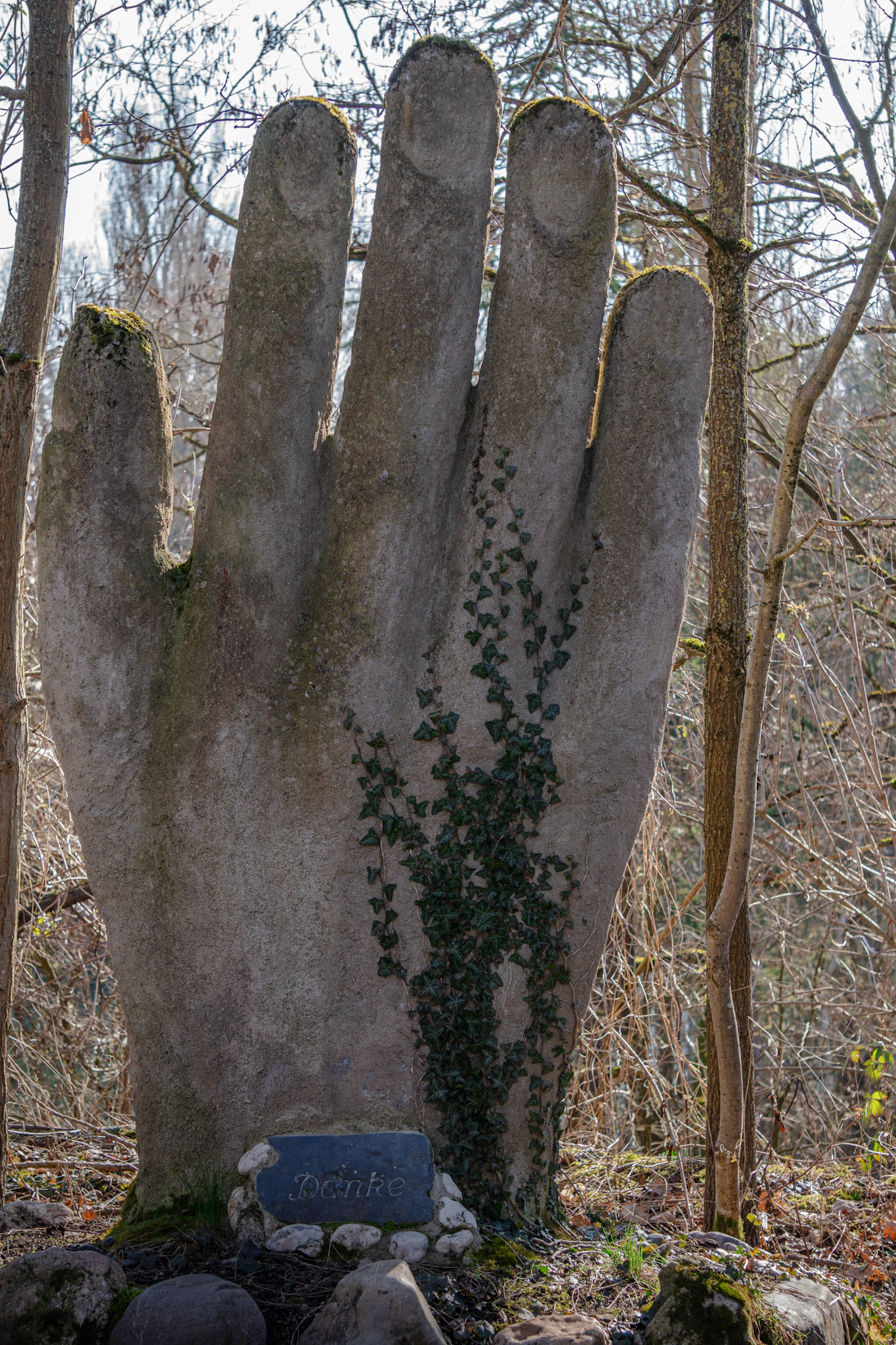 Eine steinerne Hand ragt empor – stiller Wächter der Zeit