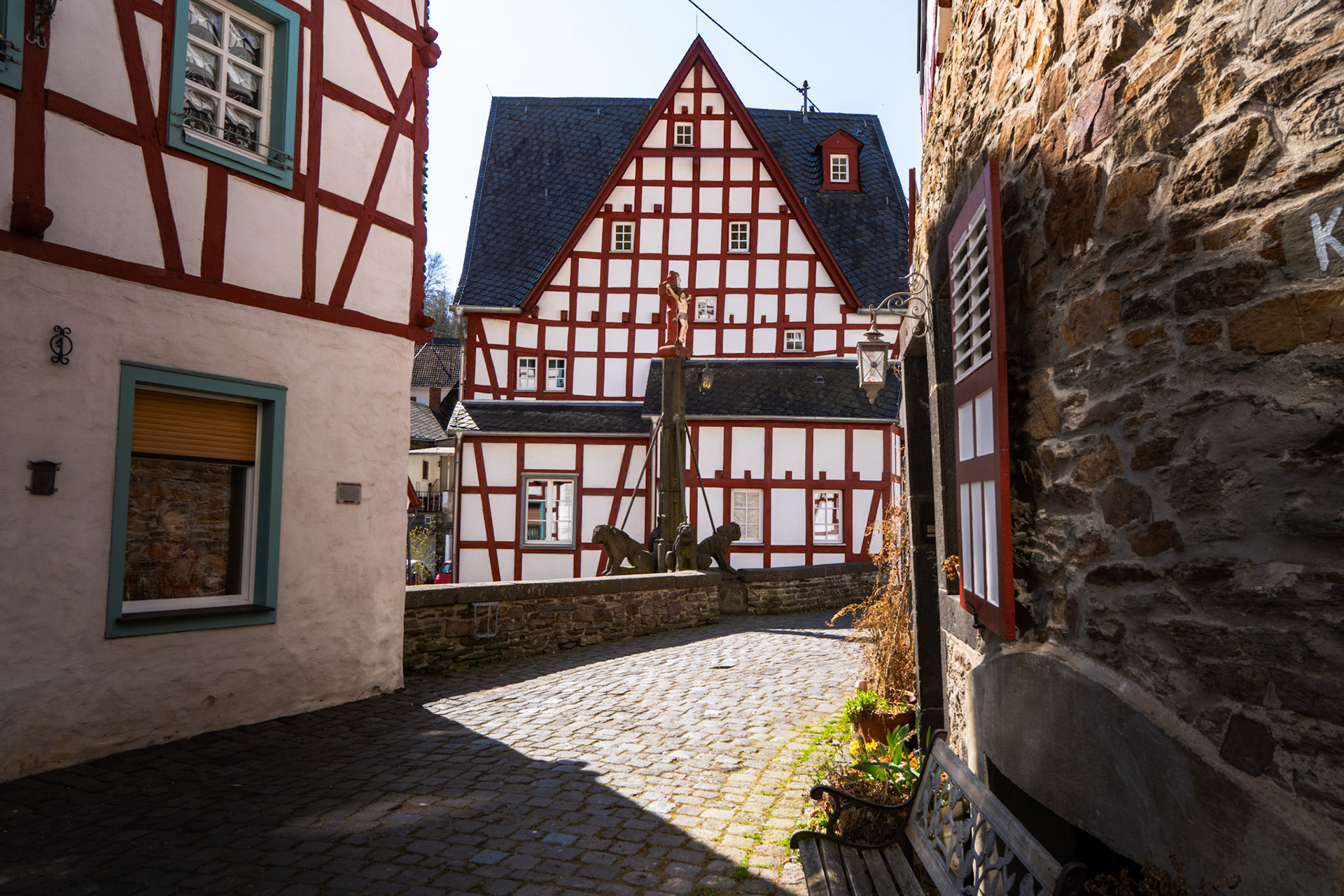 Sonnenlicht flutet den engen Weg zwischen alten Mauern