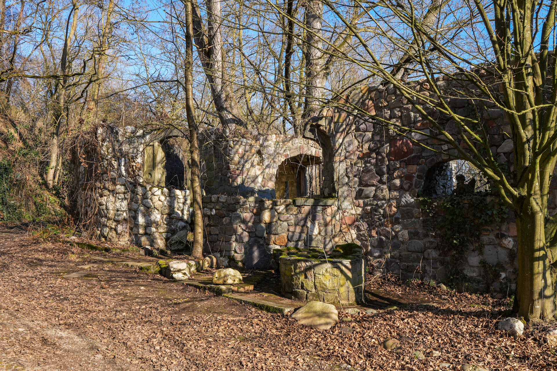 Die Sonne wirft Licht in Ruinen – Hoffnung im Verfall