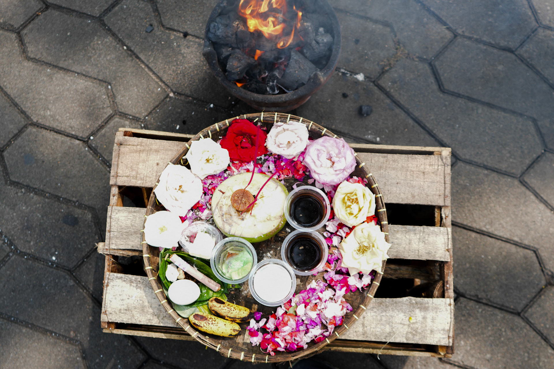 Blumenopfer – Zeremonie vor der Darbietung